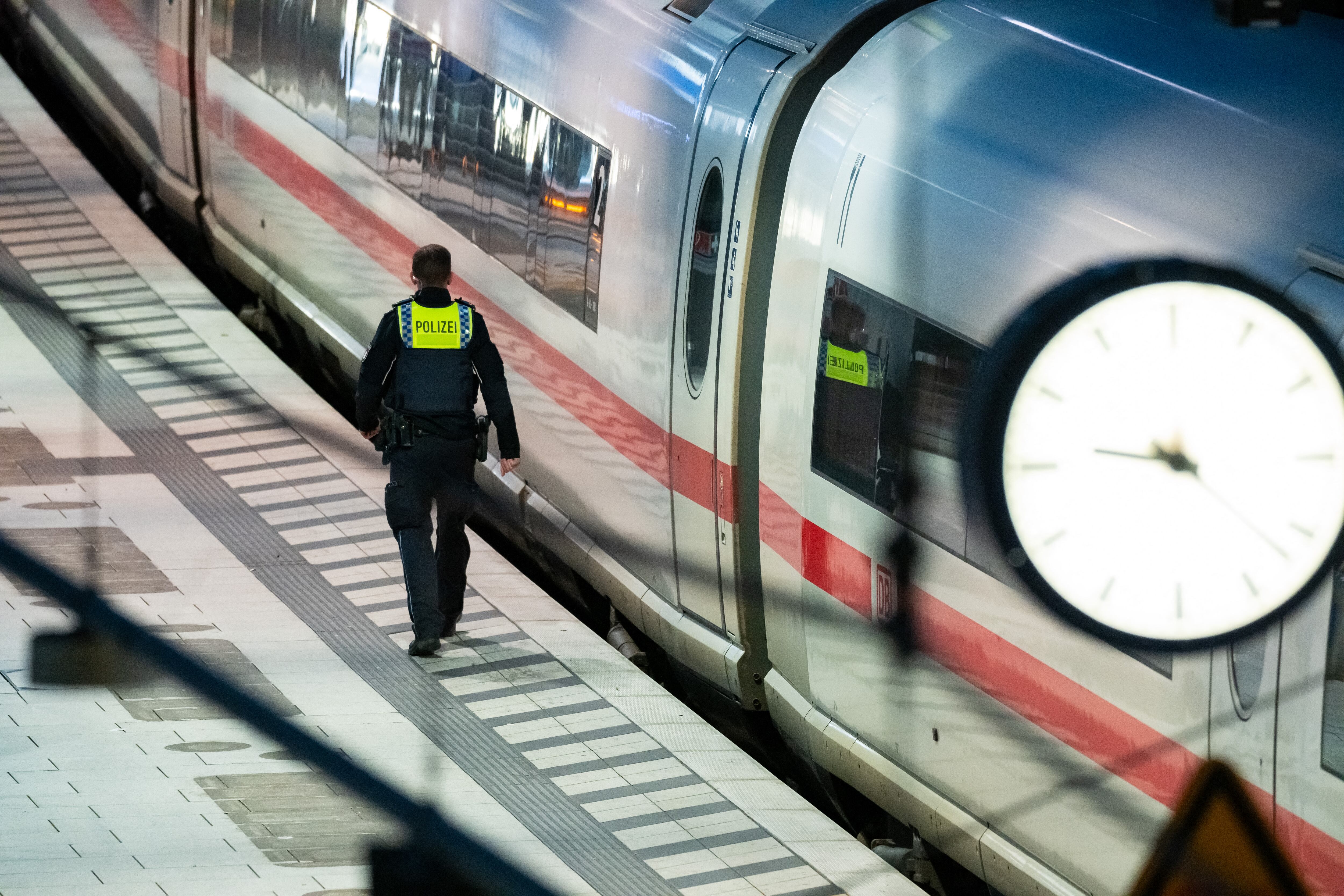 Un oficial de policía se observa en el andén ferroviario de la estación central de trenes de Hamburgo, donde al menos 12 personas resultaron heridas en un ataque con cuchillo el 23 de mayo de 2025. Un ataque con cuchillo en la estación principal de esta ciudad alemana dejó al menos 12 heridos, algunos de ellos en condición crítica, informaron los servicios de emergencia locales. (Foto de Jonas Walzberg / AFP)