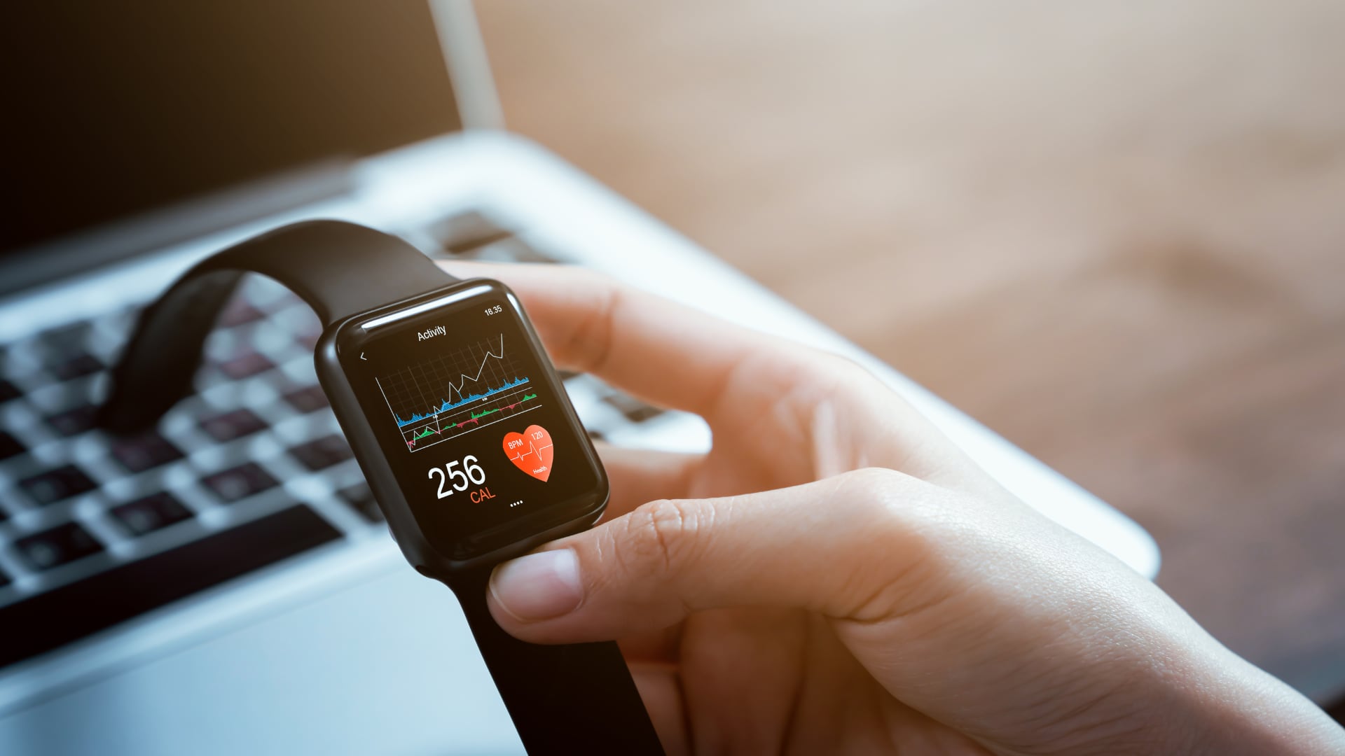 El Apple Watch permite medir la longitud del paso, HRV y realizar la prueba de marcha de 6 minutos, herramientas que hoy se utilizan para evaluar riesgo de caídas y capacidad cardiopulmonar.