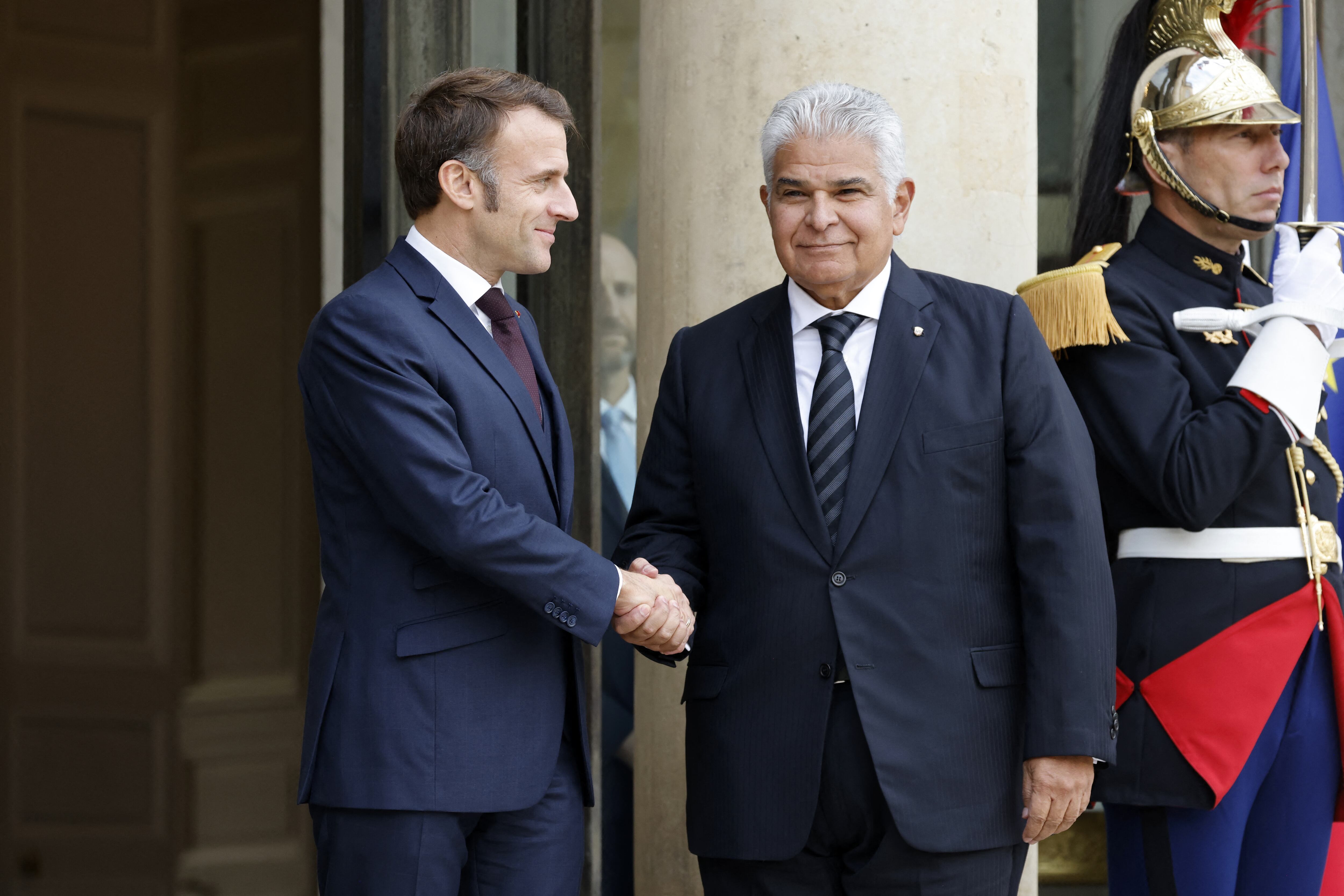 Emmanuel Macron da la bienvenida a José Raúl Mulino en el Palacio del Elíseo para una reunión diplomática clave en París, octubre de 2024. Foto: Ludovic MARIN / AFP
