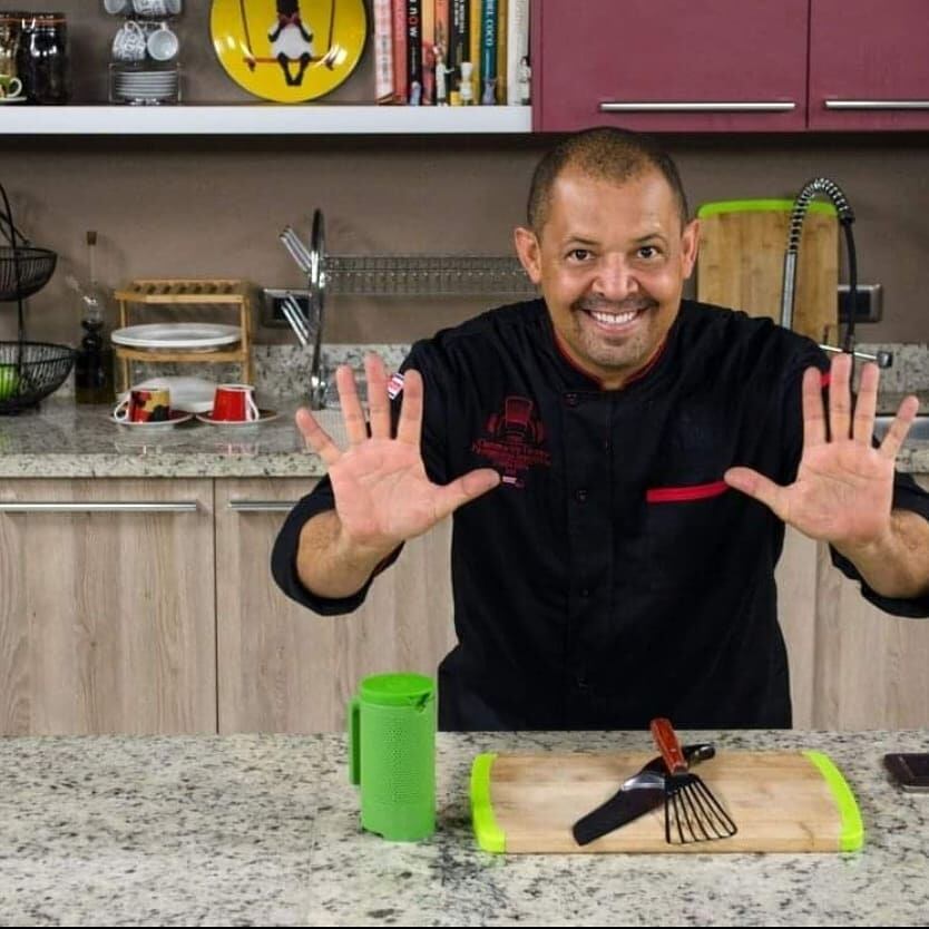 El chef Óscar Castro nos contó cuáles son sus series favoritas.