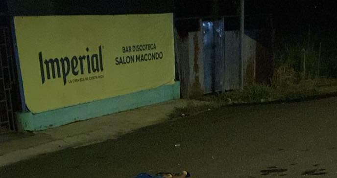 El cuerpo de Madrigal quedó es la vía pública frente a un bar de Jicaral en el distrito de Lepanto. Foto: Cortesía Noti Puerto.