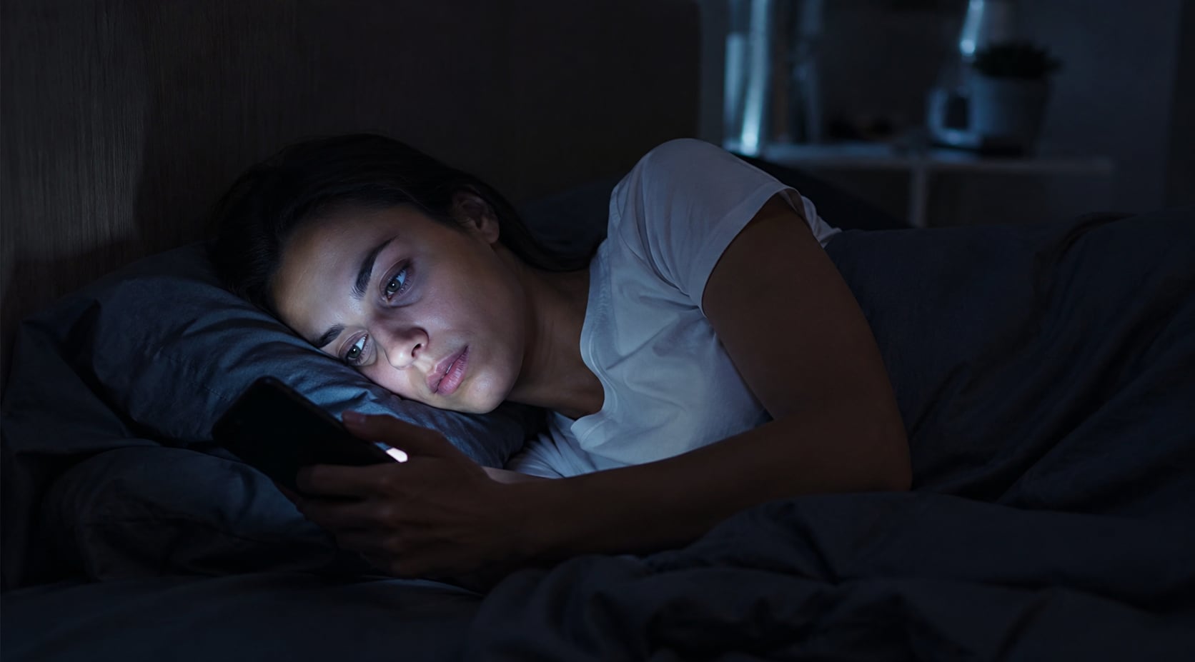 Especialistas alertaron que revisar redes sociales en la cama afecta el hipocampo y reduce la calidad del descanso reparador.