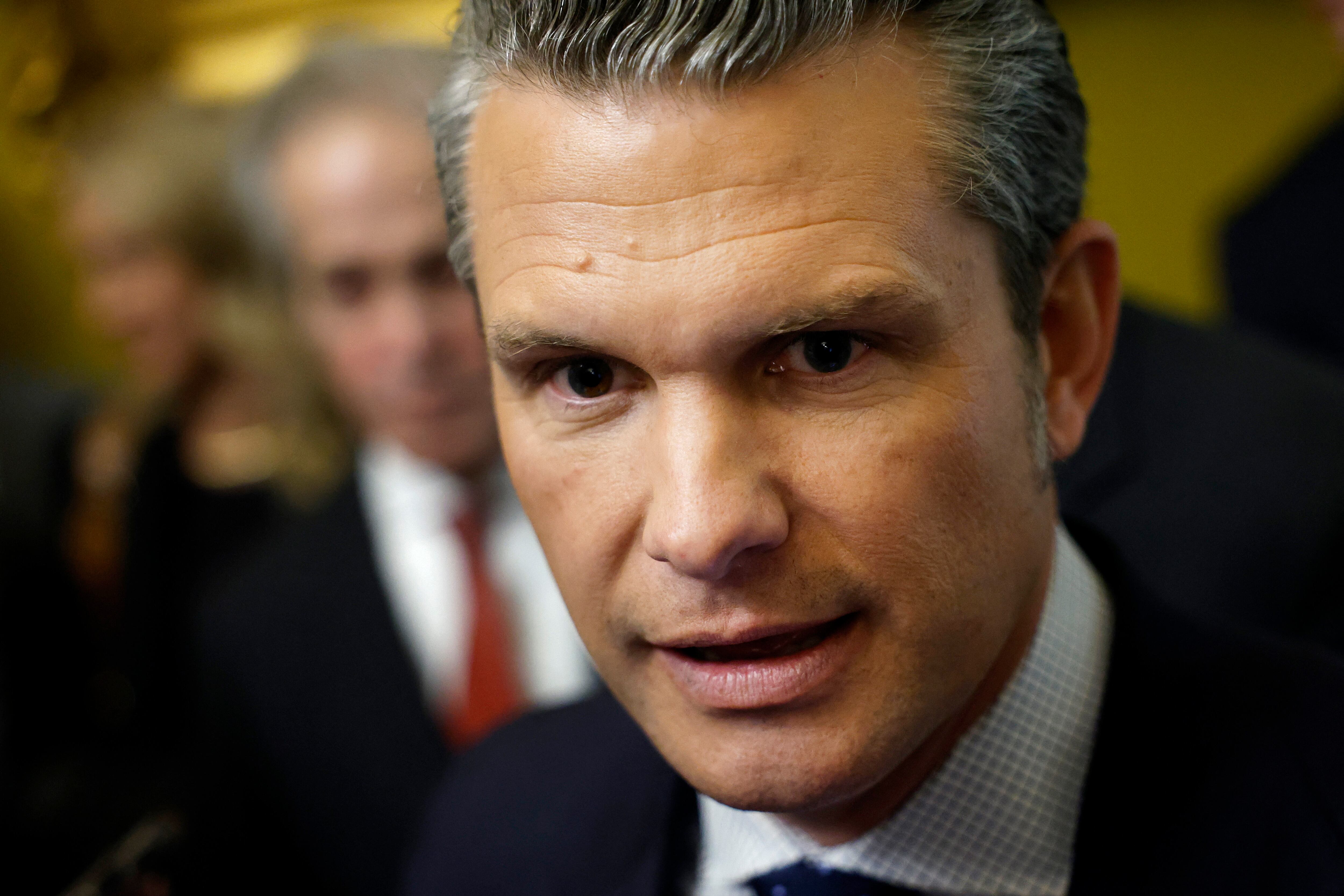 Pete Hegseth, nominado por el presidente electo de Estados Unidos, Donald Trump, para ser secretario de Defensa, habla con los periodistas después de una reunión con el líder de la minoría del Senado, John Thune (R-SD), en el Capitolio de Estados Unidos el 4 de diciembre de 2024 en Washington, DC.