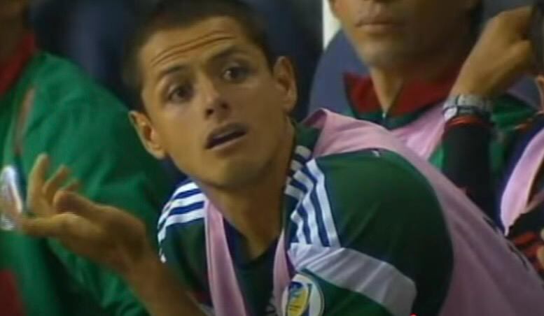 Javier Chicharito Hernández consultaba en este momento cómo iba el partido en Panamá, mientras México perdía en Costa Rica.