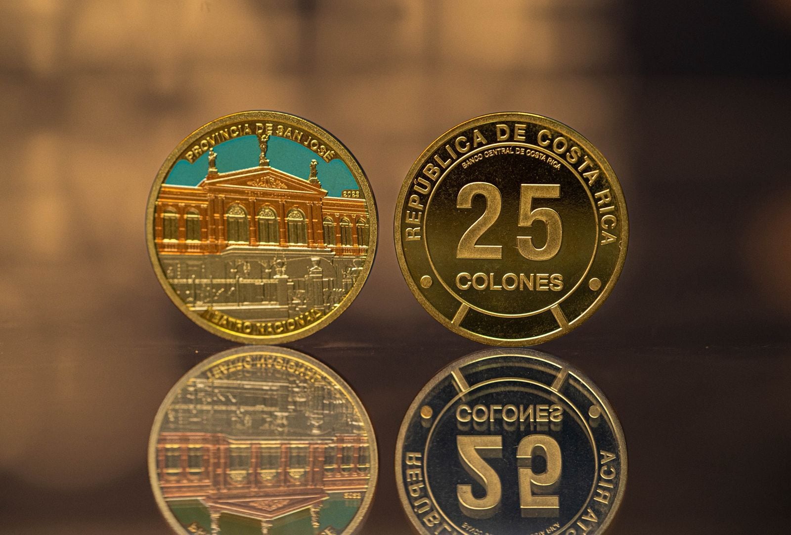 El BCCR pondrá a la venta la última moneda de ¢25 de colección el 20 de mayo con homenaje al Teatro Nacional.