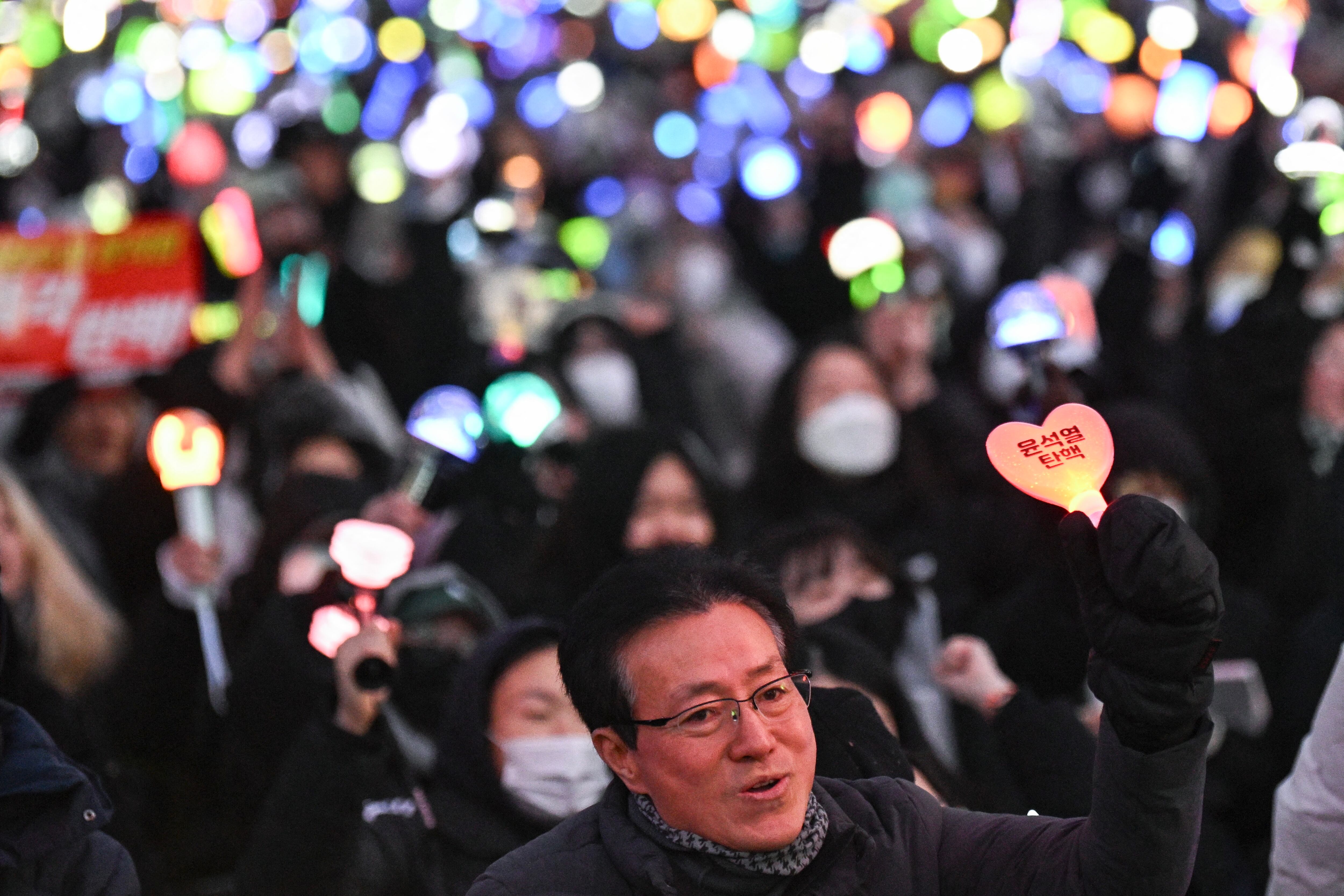Las manifestaciones contra Yoon incluyen música K-pop y coreografías sincronizadas. Canciones como 'Into the New World' fueron protagonistas.