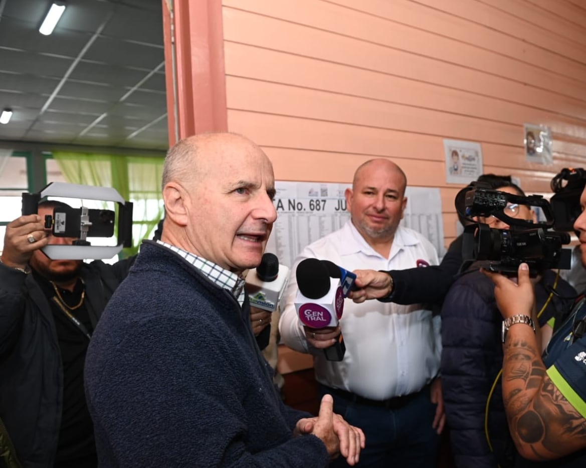 El expresidente José María Figueres atendió consultas de la prensa este domingo tras votar en la Escuela San Cristóbal Sur, en La Lucha.
