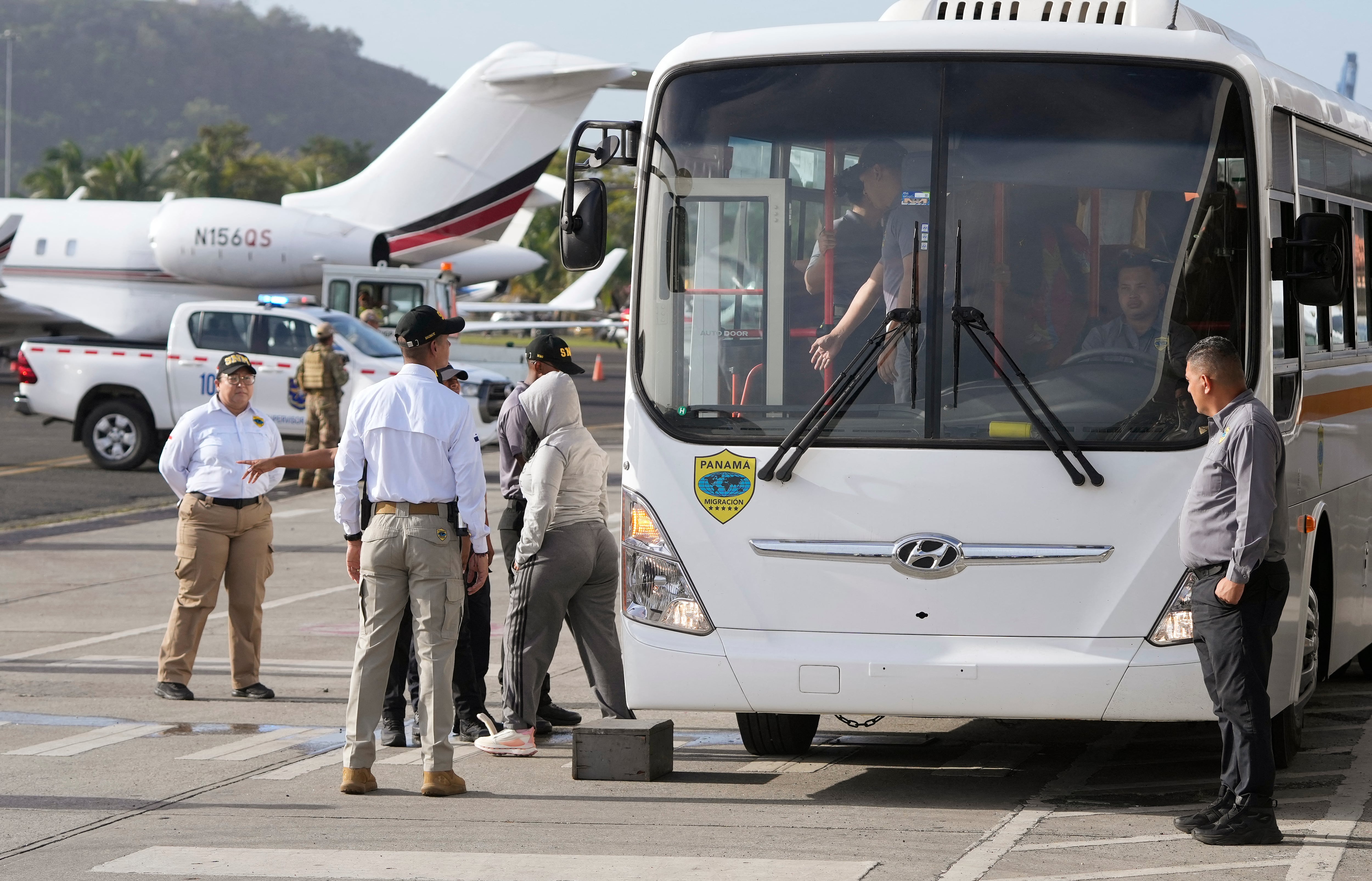 La gente llega para abordar un vuelo de repatriación con destino a Colombia durante una visita del Secretario de Estado de los Estados Unidos, Marco Rubio, al Aeropuerto de Albrook en la Ciudad de Panamá.