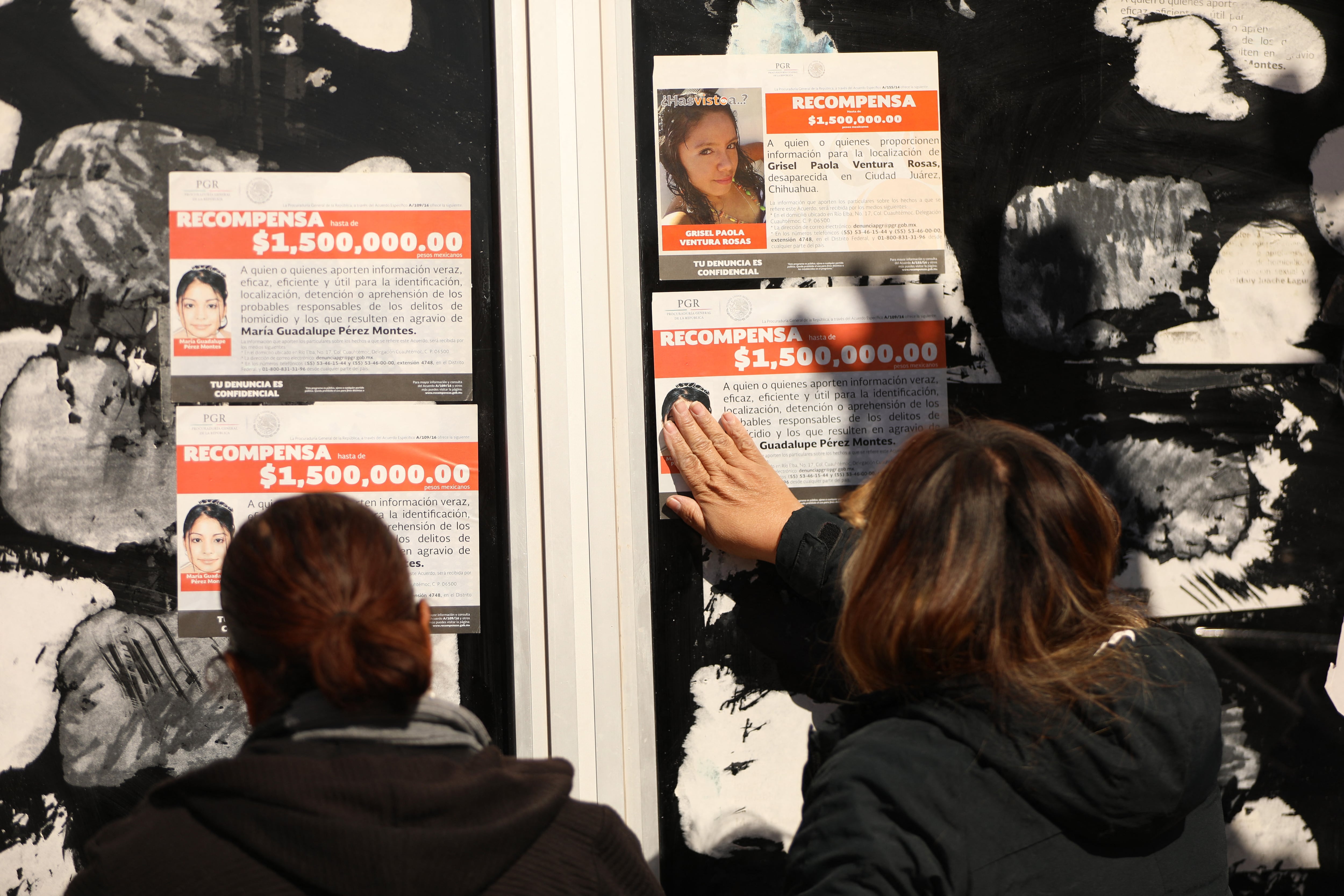Madres de víctimas de desaparición, trata y feminicidio colocaron carteles como parte de una protesta previa al 8 de marzo, Día Internacional de la Mujer, en Ciudad Juárez, estado de Chihuahua, México, el 23 de febrero pasado.
