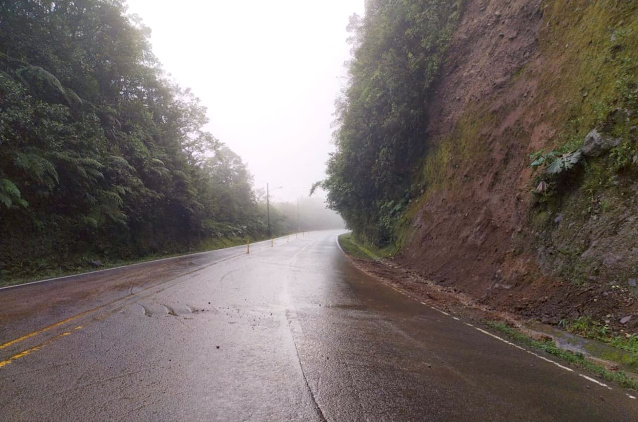 Fotografía de la ruta 32 con paso vehicular libre en el sector del Zurquí este 2 de diciembre, tras reapertura luego de un derrumbe el día anterior. Fotografía: Cortesía MOPT.
