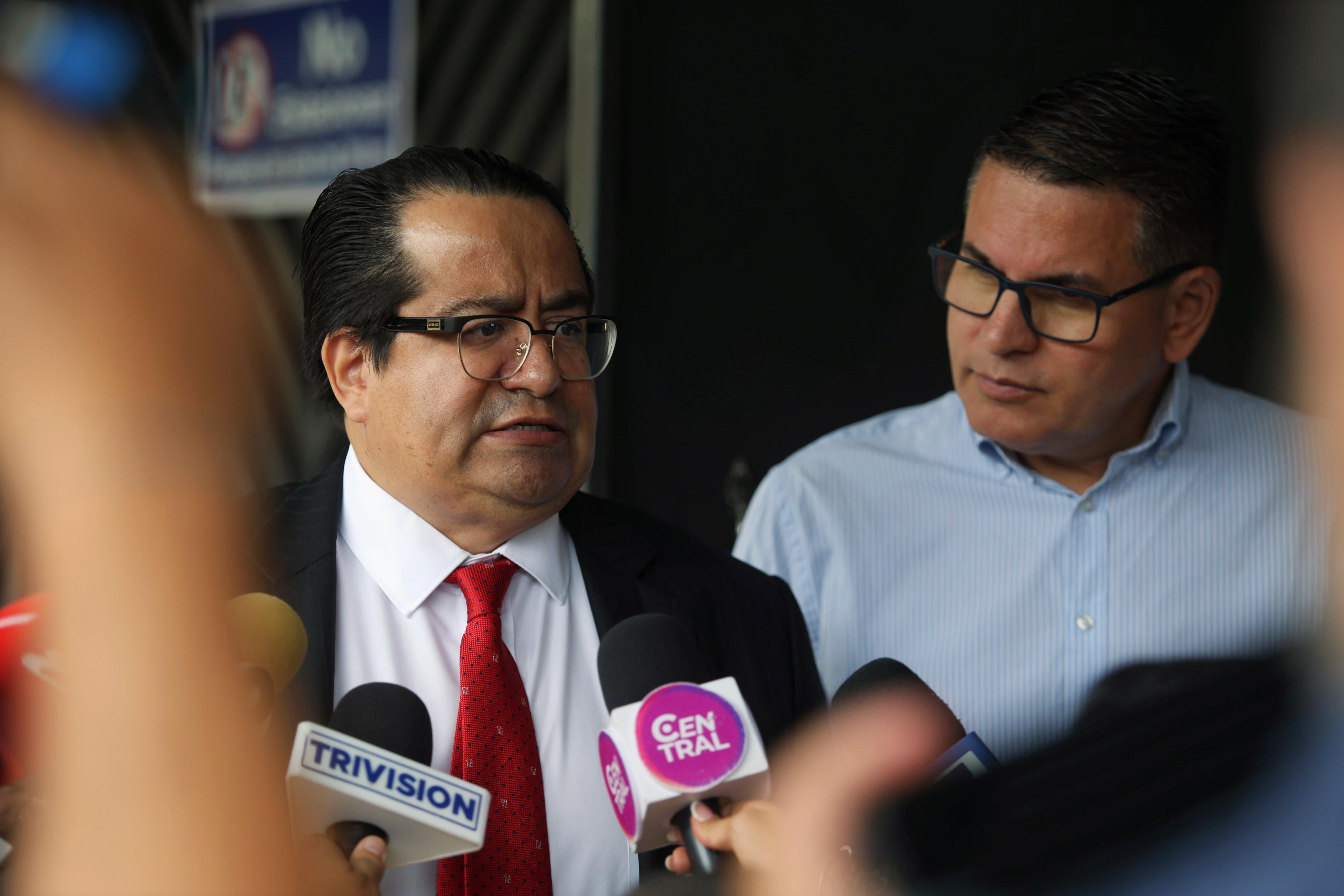 Fabricio Alvarado acudió al Juzgado Penal de Desamparados junto a su abogado Eric Ramos.