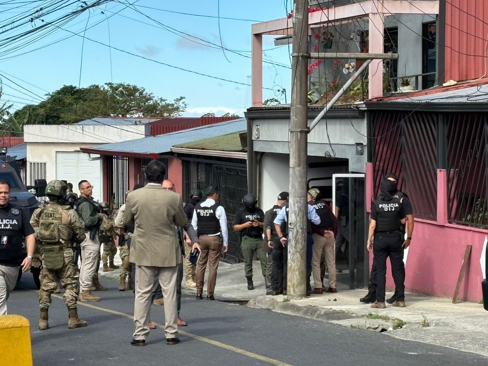 Se presume que el grupo delictivo fabricaba y distribuía el armamento.