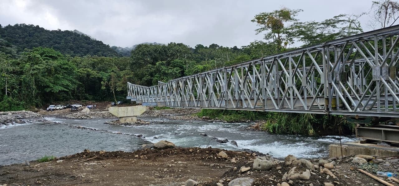 El MOPT y Conavi construyen un puente sobre el río Caño Negro que mejorará la conectividad y reducirá tiempos de traslado.