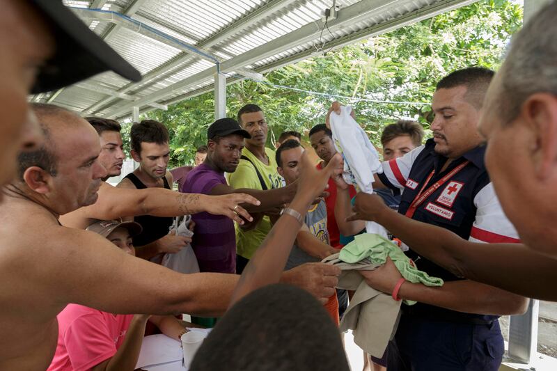 Cientos de migrantes cubanos que intentan llegar a los Estados Unidos como destino final, quedaron varados en el Liceo Nocturno de La Cruz, ante la negativa de Nicaragua de dejarlos pasar por su territorio. Allí, el Gobierno y organizaciones humanitarias les han facilitado agua y colchonetas para enfrentar su situación. | JORGE ARCE