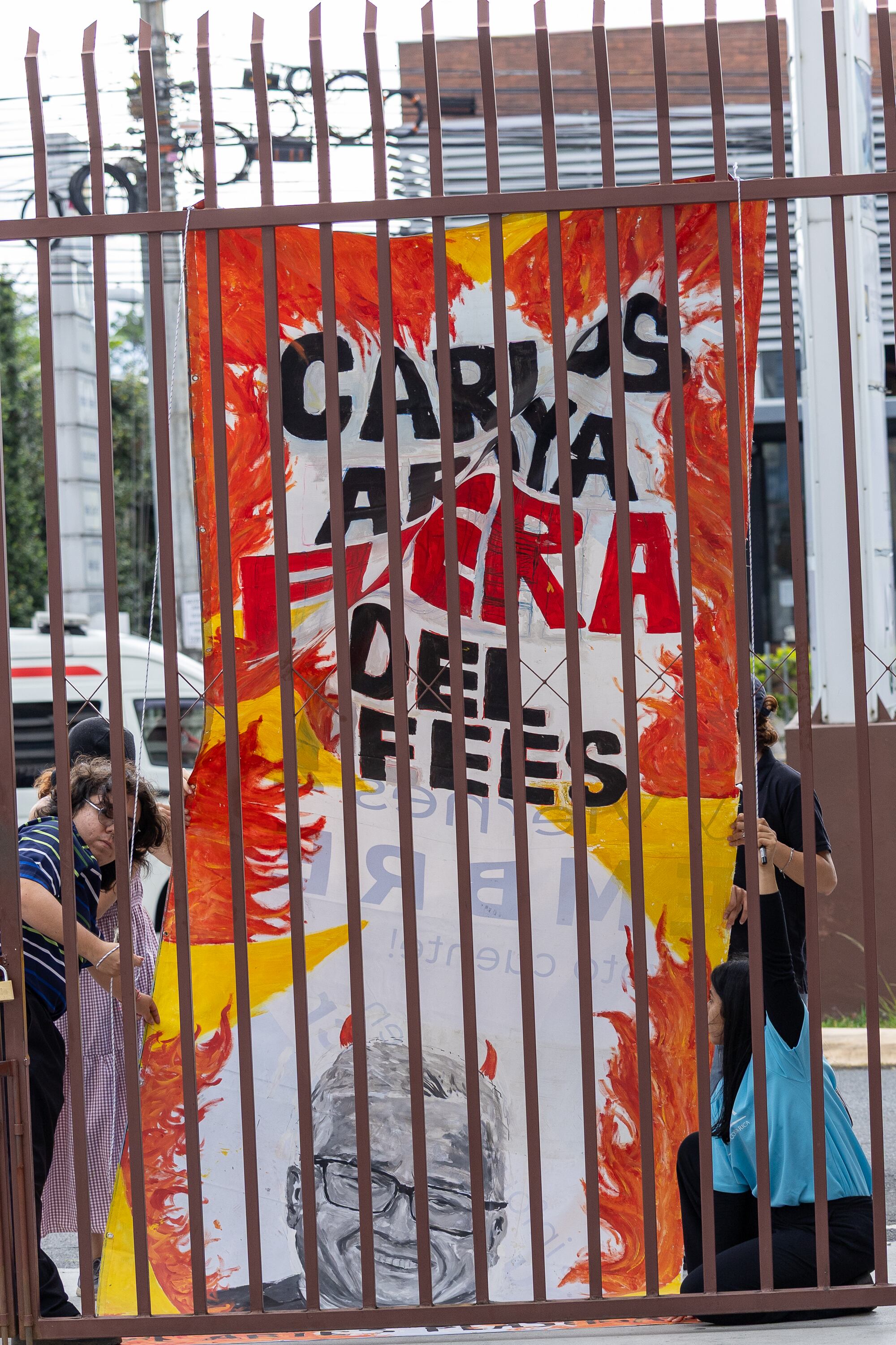 27/05/2025, San José, MICIT, Primera reunión del FEES 2026, por parte del gobierno se presentaron Leonardo Sánchez Hernández, ministro de Educación Pública,
Marta Esquivel Rodriguez, ministra de Planificación Nacional y Política Económica;
Nogui Acosta Jaén, ministro de Hacienda;
Paula Bogantes Zamora, ministra de Ciencia, Innovación, Tecnología y
Telecomunicaciones. Por parte de las Universidades María Estrada Sánchez, presidenta del Consejo Nacional de Rectores (CONARE) y
rectora del Tecnológico de Costa Rica (TEC);
Carlos Araya Leandro, rector de la Universidad de Costa Rica (UCR);
Francisco González Alvarado, rector de la Universidad Nacional (UNA);
Rodrigo Arias Camacho, rector de la Universidad Estatal a Distancia (UNED);
William Rojas Meléndez, rector de la Universidad Técnica Nacional (UTN).
Raquel Loría Quesada, representación estudiantil, actual presidenta de la
Federación de Estudiantes de la UNA (FEUNA).