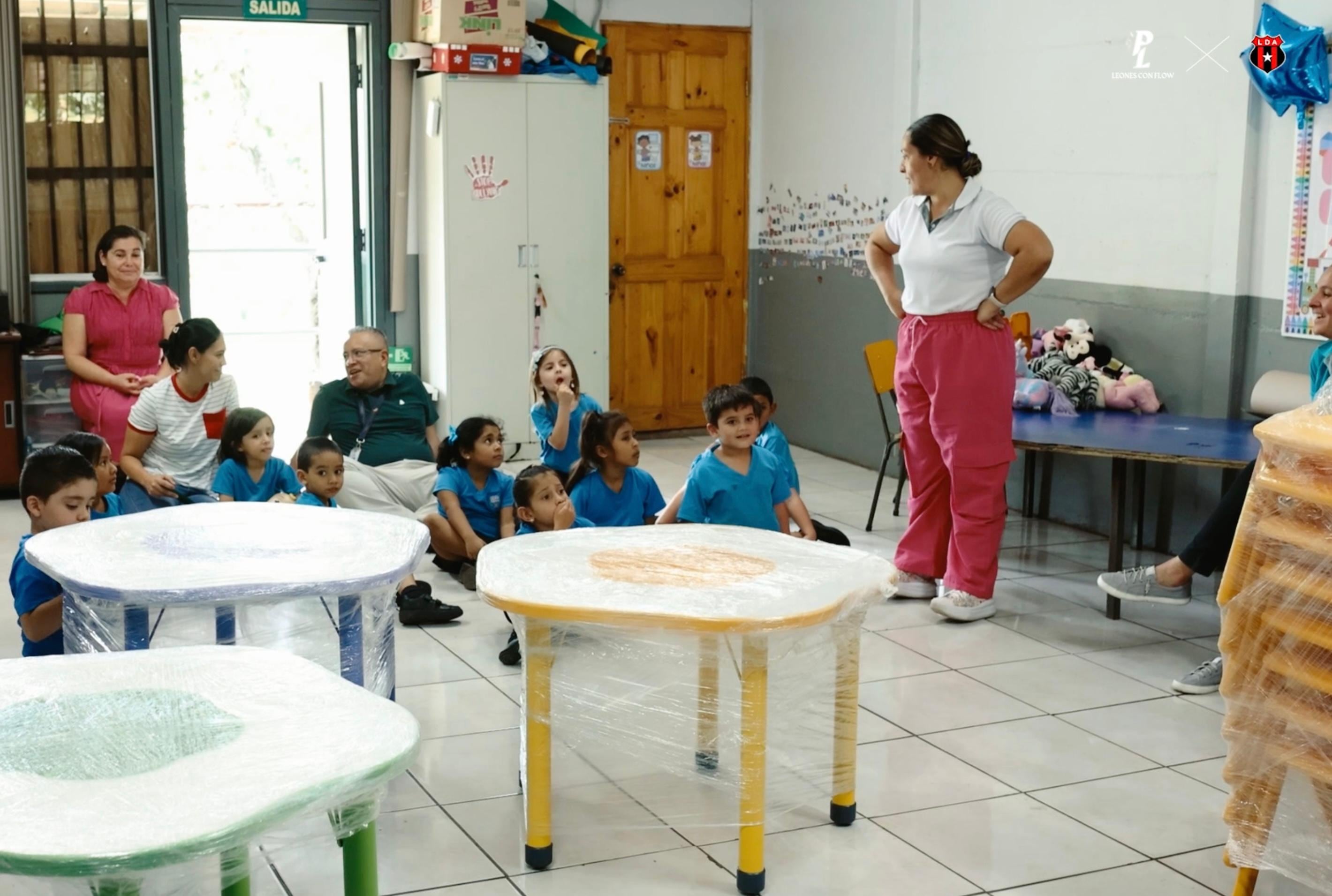 Esas mesas son parte del mobiliario que Liga Deportiva Alajuelense y Paulo Londra donaron a la Escuela Mixta de Siquiares.