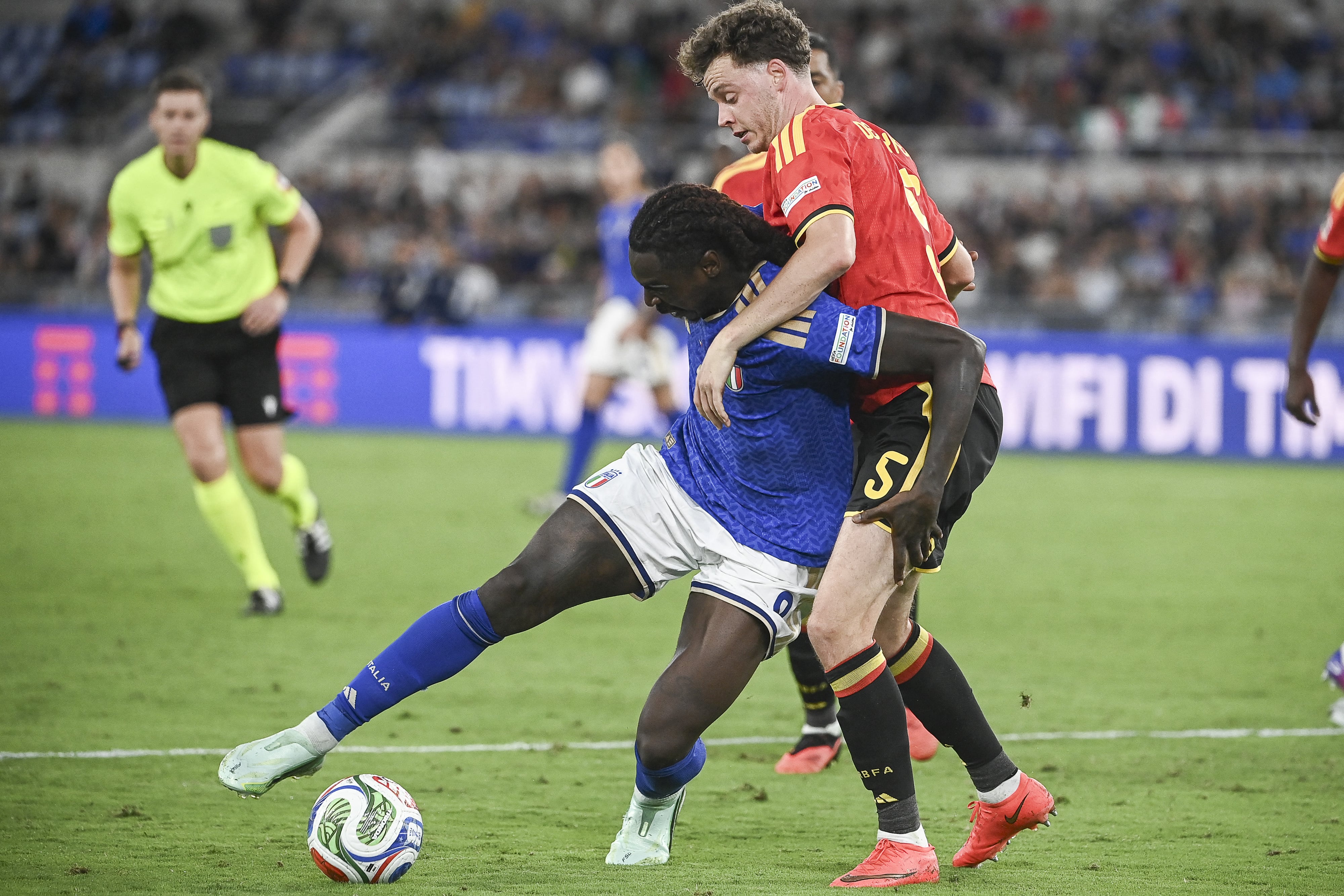 Moise Kean, de la Selección de Italia, enfrenta a Maxim De Cuyper, de Bélgica, en el Estadio Olímpico de Roma por la Nations League de Europa.