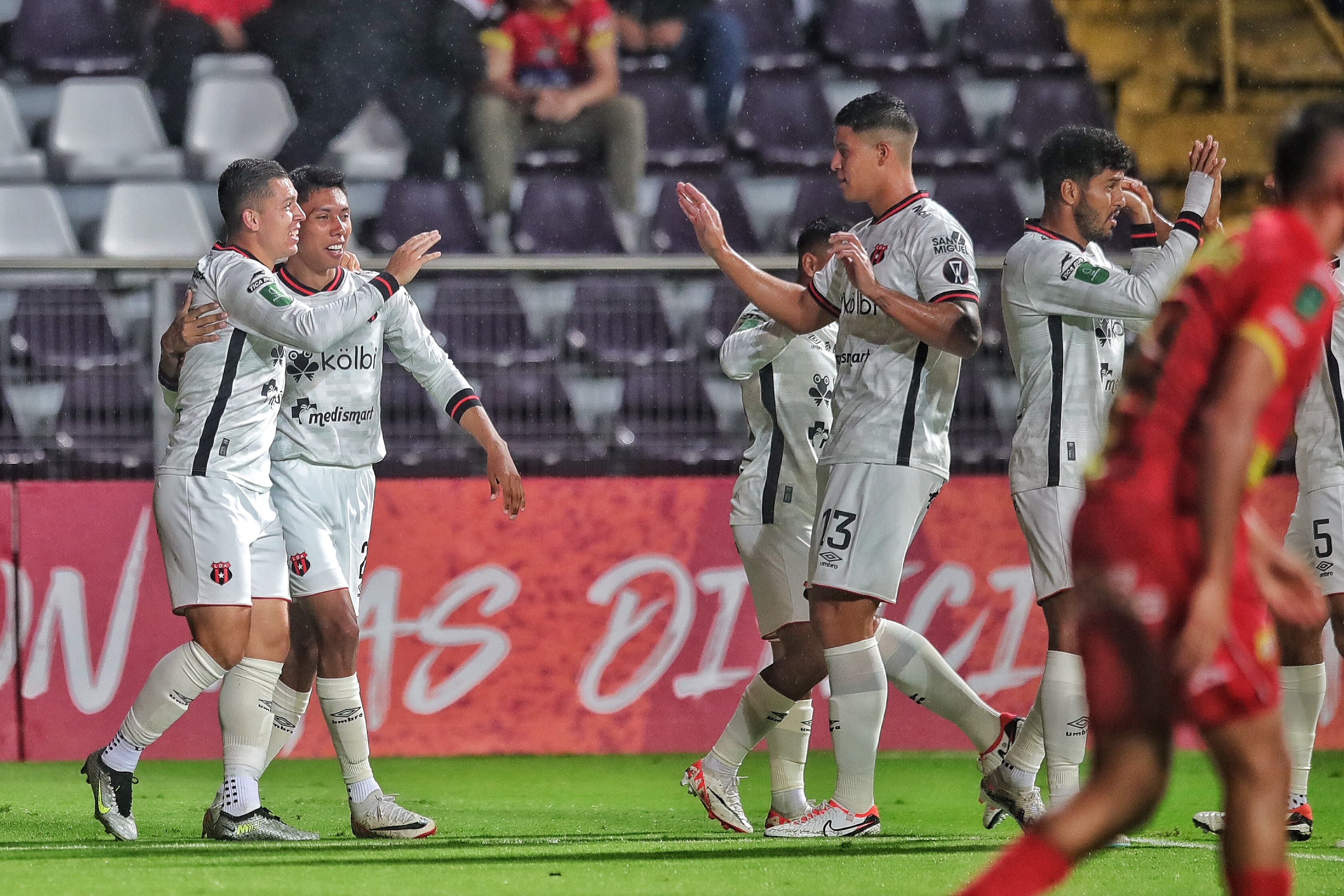 25/10/2023/ Juego entre el Club Sport Herediano vs Liga Deportiva Alajuelense por la copa centroamericana de CONCACAF en el estadio Ricardo Saprissa / Foto John Durán
