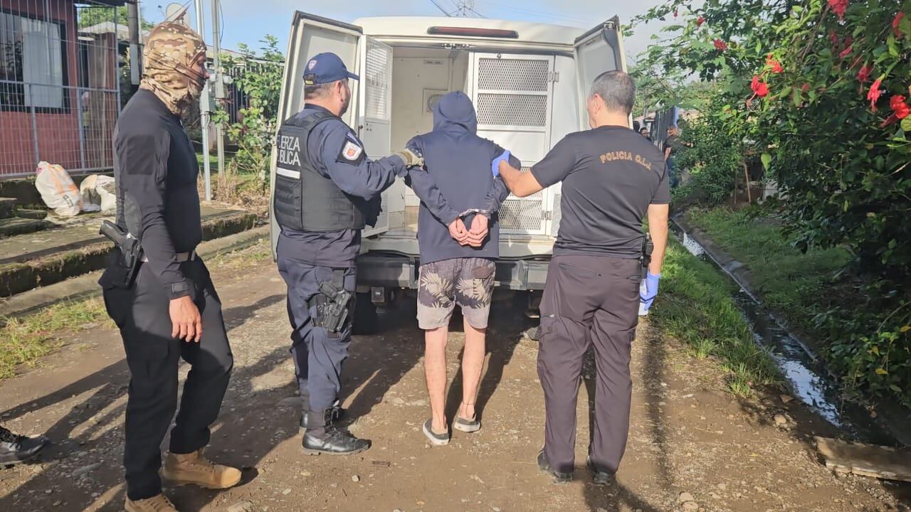 Momento del retiro del detenido en San Carlos. Fotografía: