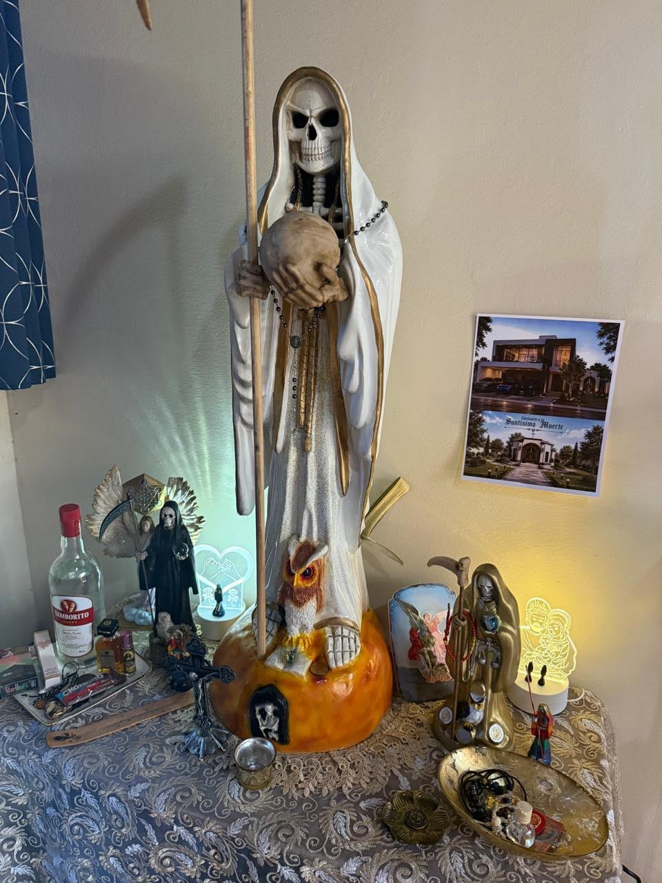 En la vivienda de una mujer de apellidos Sánchez Bolaños, sospechosa de cometer estafas con paquetes para obtener licencia de conducir, la Policía encontró dos altares a la Santa Muerte.