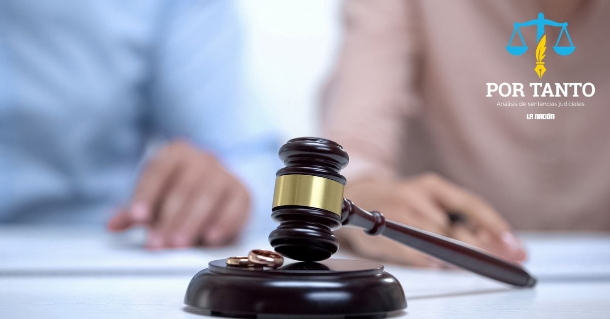 En la imagen dos personas que no se identifican con un mazo de derecho en el medio y dos anillos