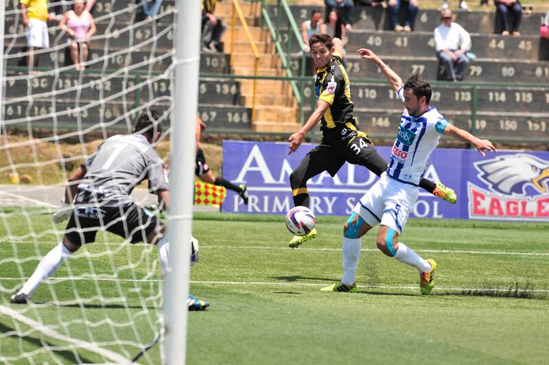 El aurinegro Jonathan Moya remata ante la marca de José Garro, para concretar el único gol del encuentro entre Uruguay y Pérez. El meta Luis Diego Sequeira no llegará. Moya llegó a nueve goles en el Verano | ALEXÁNDER OTÁROLA.