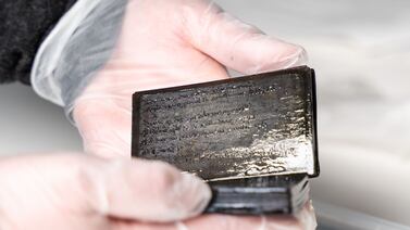Hallan cuaderno medieval en una antigua letrina y su contenido en latín intriga a arqueólogos