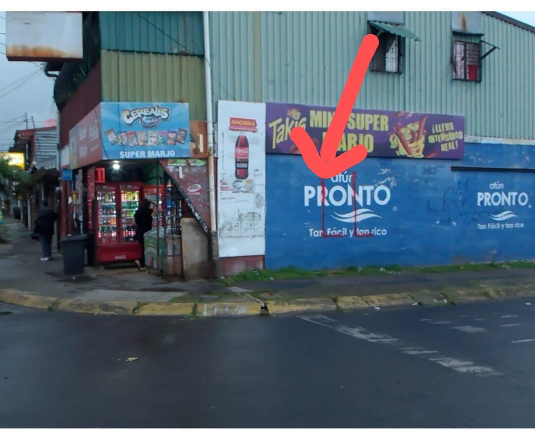 El grupo criminal conocido como los Lara, marca sus territorios con grafitis como este detectado por la Policía en un local en San Rafael Abajo de Desamparados. Esa organización extorsiona a vecinos y comerciantes para obligarlos a pagar "peajes".