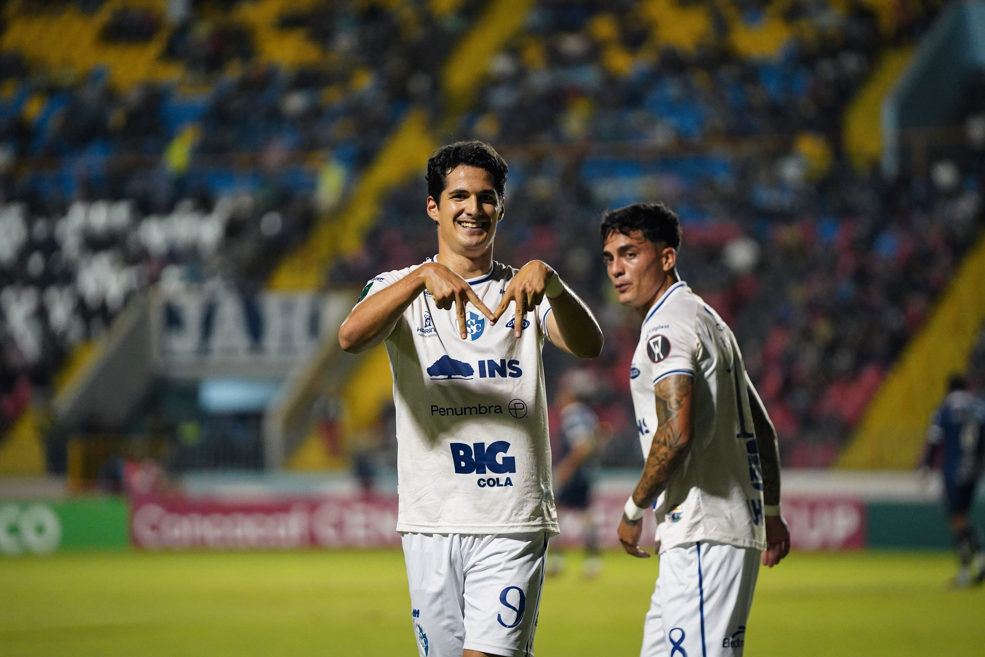 José de Jesús González viene de anotarle a Motagua. Antes de eso también marcó con Cartaginés en campeonato nacional. Y celebró con Carlos Barahona.