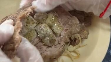 Policía Penitenciaria descubre droga oculta en trozos de carne encebollada