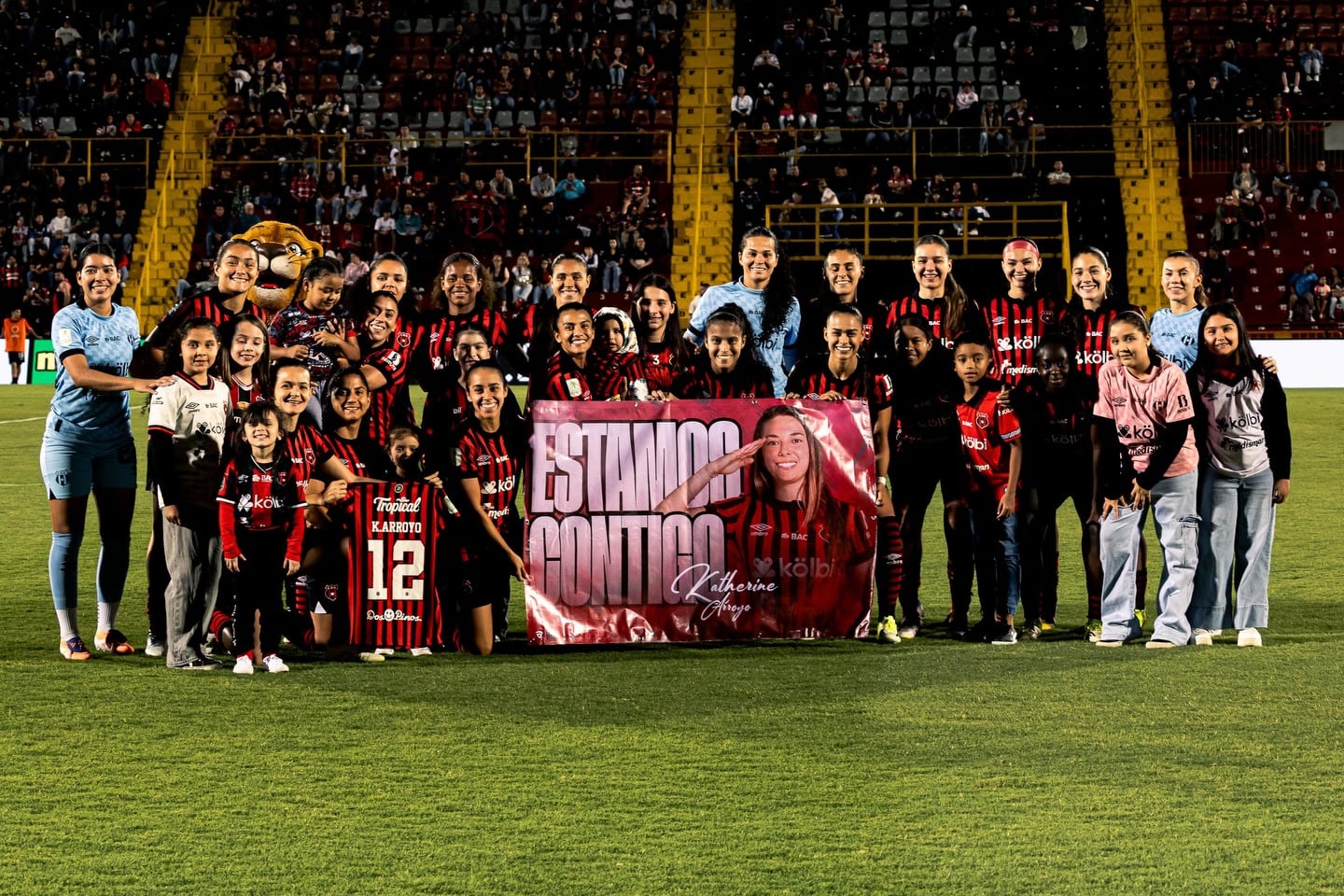 Liga Deportiva Alajuelense salió a la cancha en el clásico femenino con un mensaje para Katherine Arroyo.