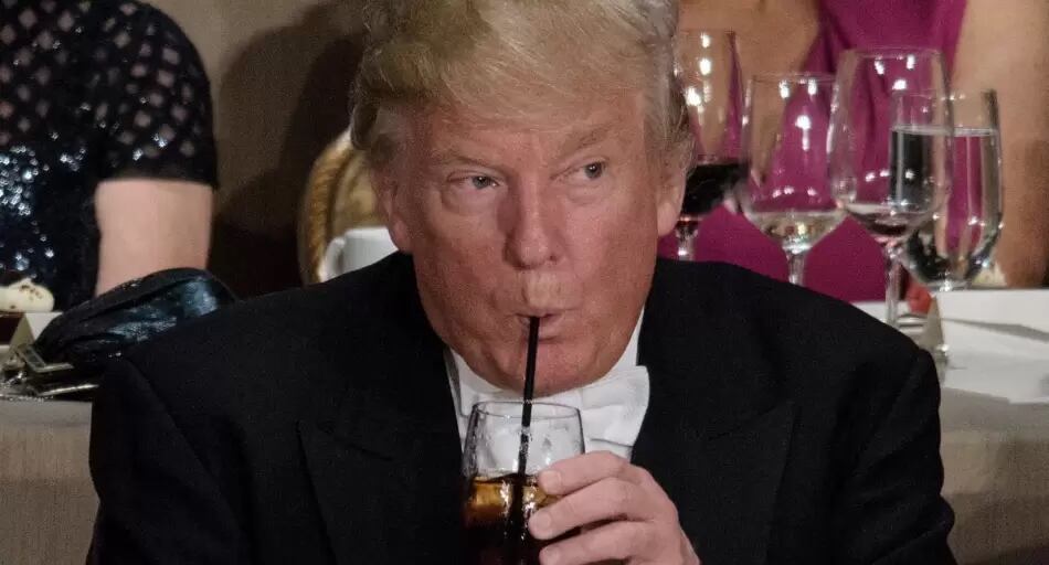 Donald Trump aseguró que firmará el decreto ejecutivo para retomar el uso general de pajillas de plástico en Estados Unidos. Fotografía: