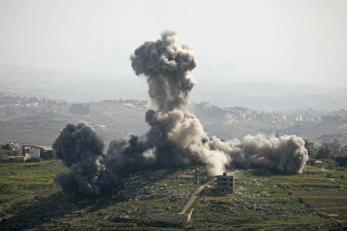 Israel intensificó sus ataques sobre el Líbano el 13 de mayo, con el Ministerio de Salud informando de 12 personas muertas en bombardeos dirigidos contra vehículos, principalmente al sur de Beirut, pese al alto el fuego entre Israel y Hezbolá.