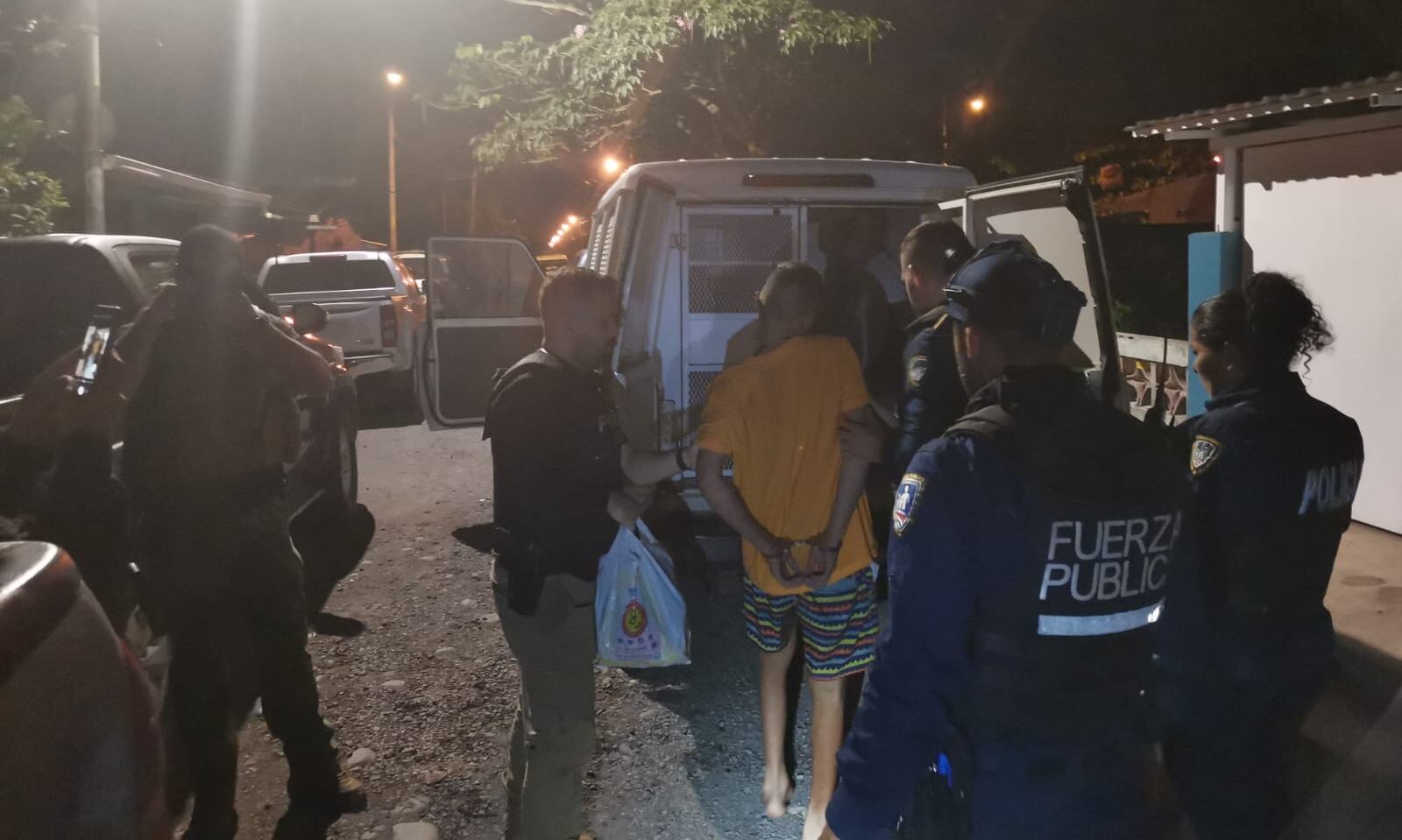 El operativo desplegado luego de este doble homicidio, permitió a la Fuerza Pública custodiar la casa en que se ocultaron los sospechosos, la cual fue custodiada hasta la madrugada de este viernes, cuando se allanó. Foto: Cortesía MSP.