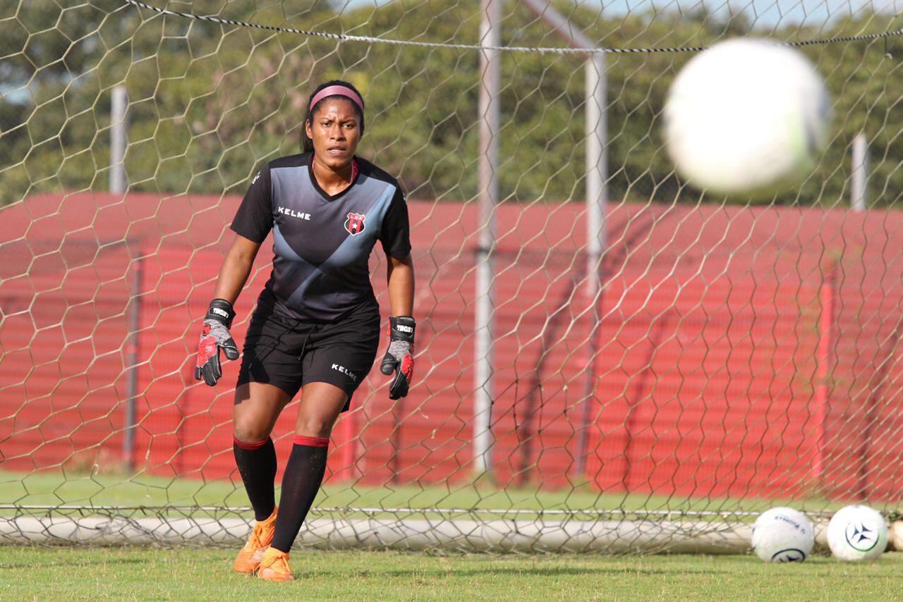Kembly Mitchell siente que está viviendo un sueño, al ser la nueva arquera de Alajuelense. Fotografía: Prensa Alajuelense