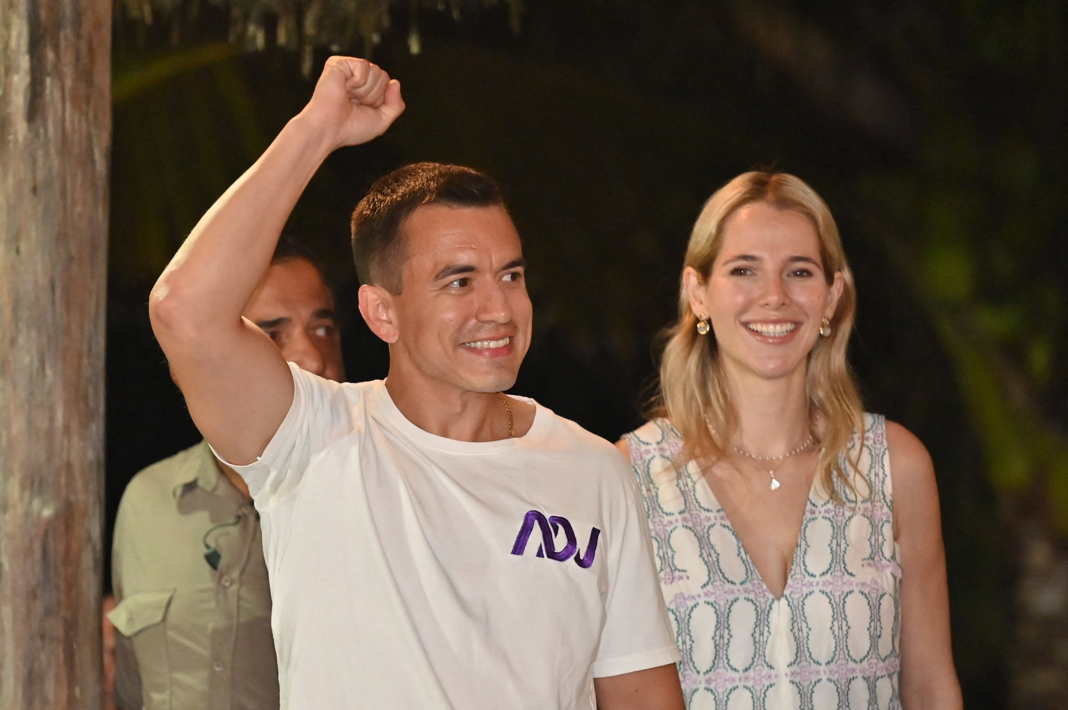 El presidente electo de Ecuador por el Partido Acción Democrática Nacional, Daniel Noboa, celebra junto a su esposa Ángela Lavinia Valbonesi después de conocer los resultados del balotaje.