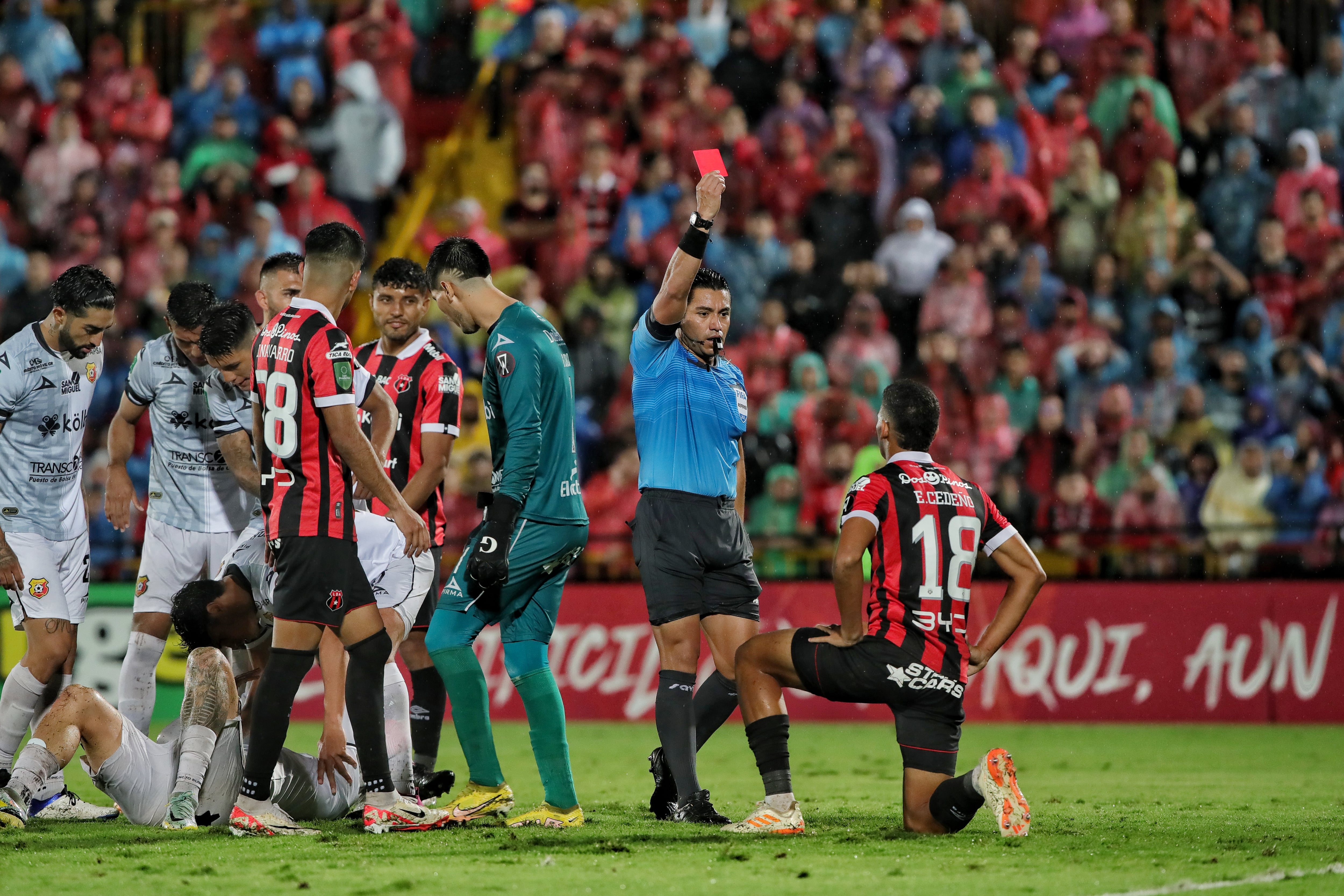 01/11/2023/ Juego entre Liga Deportiva Alajuelense vs Club Sport Herediano por el partido de vuelta de la la copa centroamericana de CONCACAF en el estadio Alejandro Morera Soto / Foto John Durán