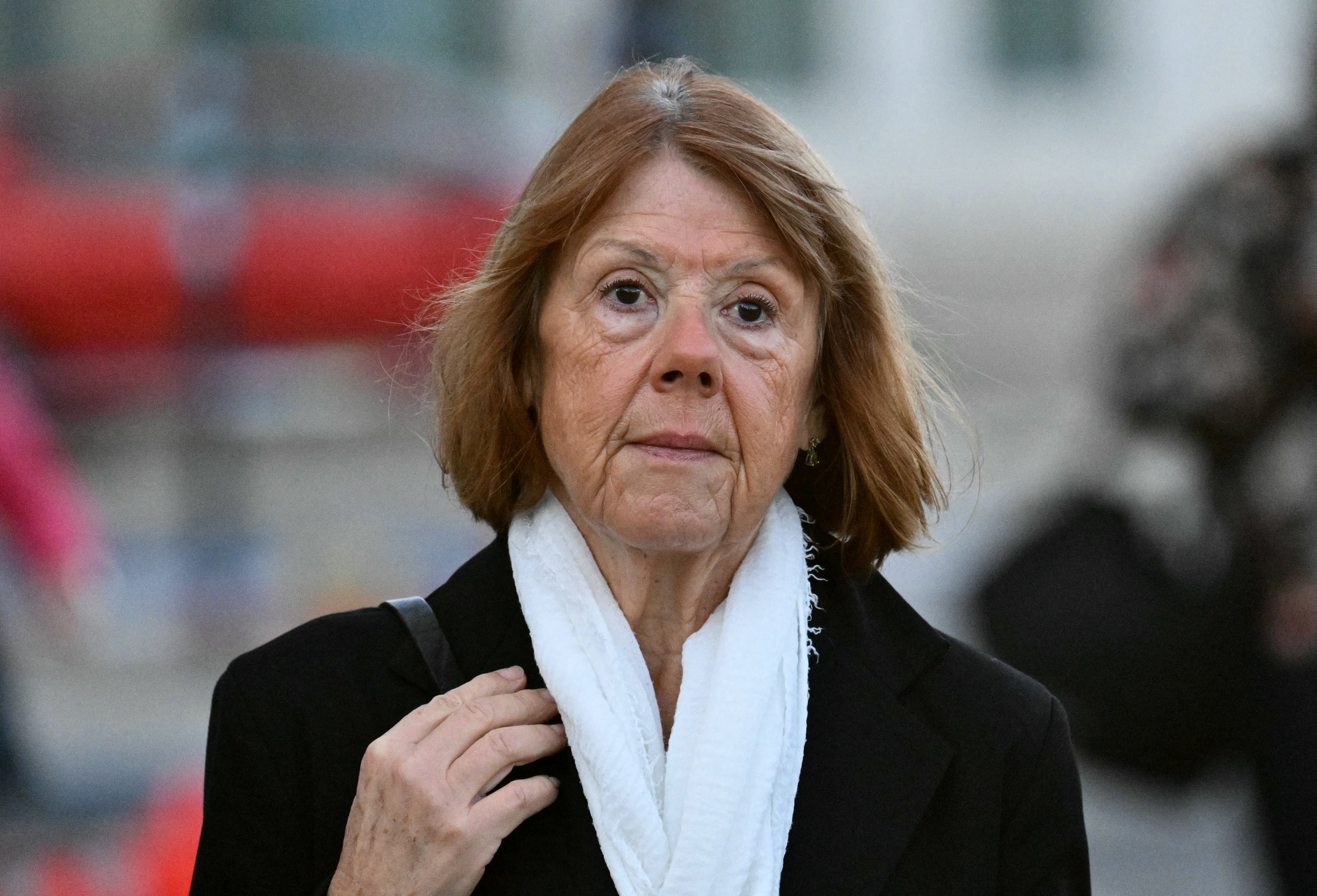 Gisele Pelicot llega al juzgado de Aviñón para el juicio de su expareja Dominique Pelicot, acusada de drogarla durante casi diez años e invitar a desconocidos a violarla en su casa de Mazan, una pequeña ciudad del sur de Francia, en Aviñón. El veredicto se conocerá el 20 de diciembre y podría sentenciar a los acusados a hasta 20 años de prisión.