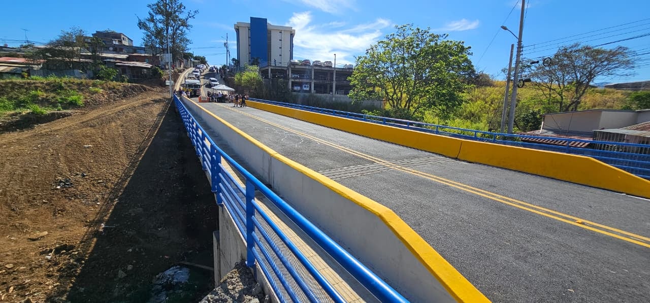 Puente de 45 metros habilita tránsito entre dos barrios de Alajuelita. Proyecto del MOPT y el BID incluyó mejoras viales y señalización.