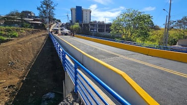 Nuevo puente en Alajuelita conecta por primera vez dos barrios separados por la quebrada