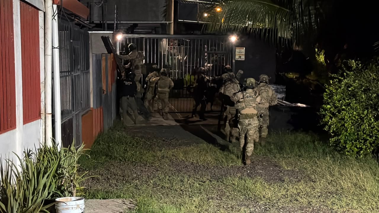 Agentes del Servicio Especial de Respuesta Táctica (SERT), allanaron la casa de uno de los presuntos sicarios del Caso Gringo, localizada en la urbanización La Gran Samaria en Heredia.