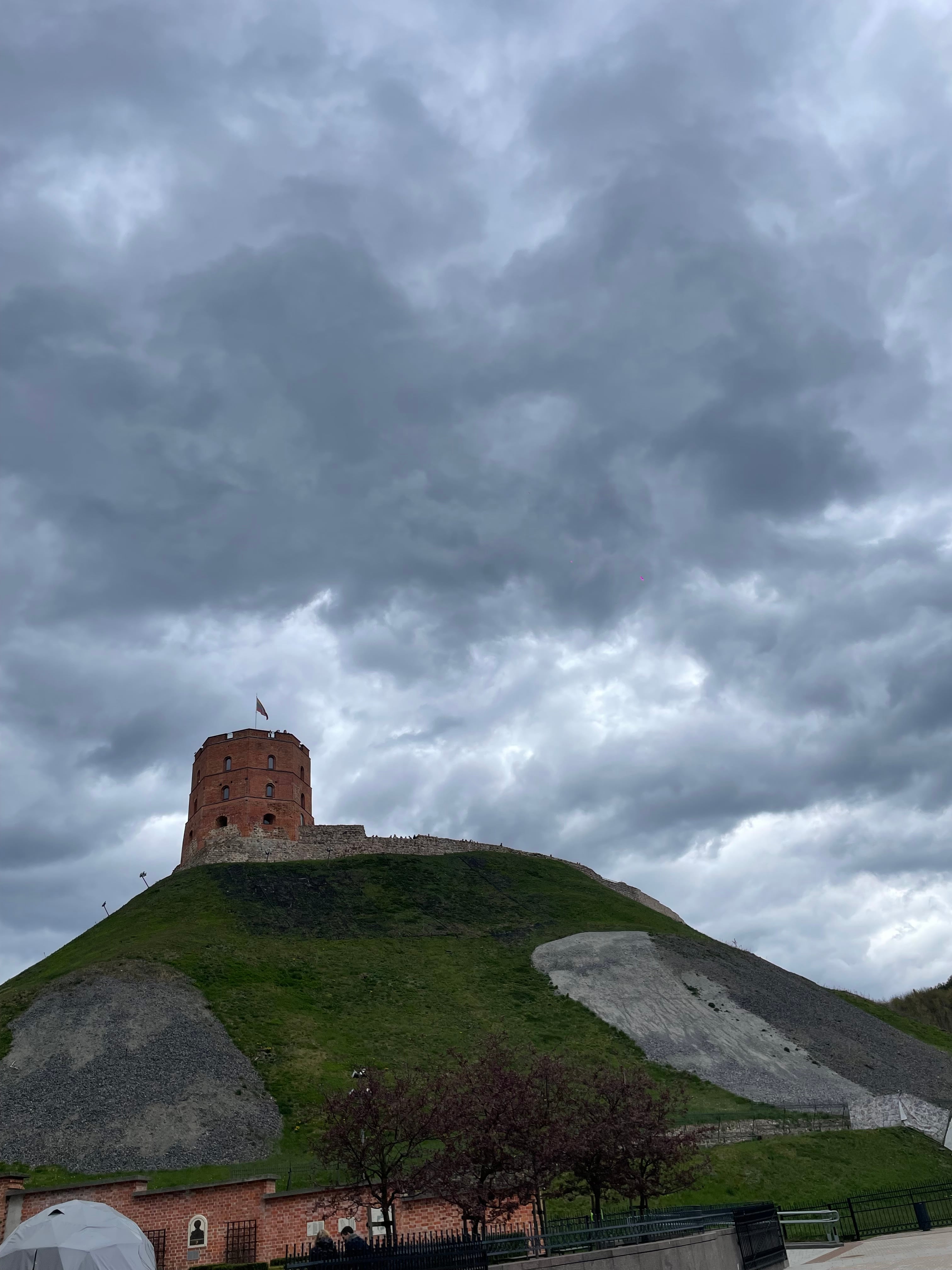 Torre de Gediminas en Vilna, Lituania, que se empezó a construir desde el siglo XV.