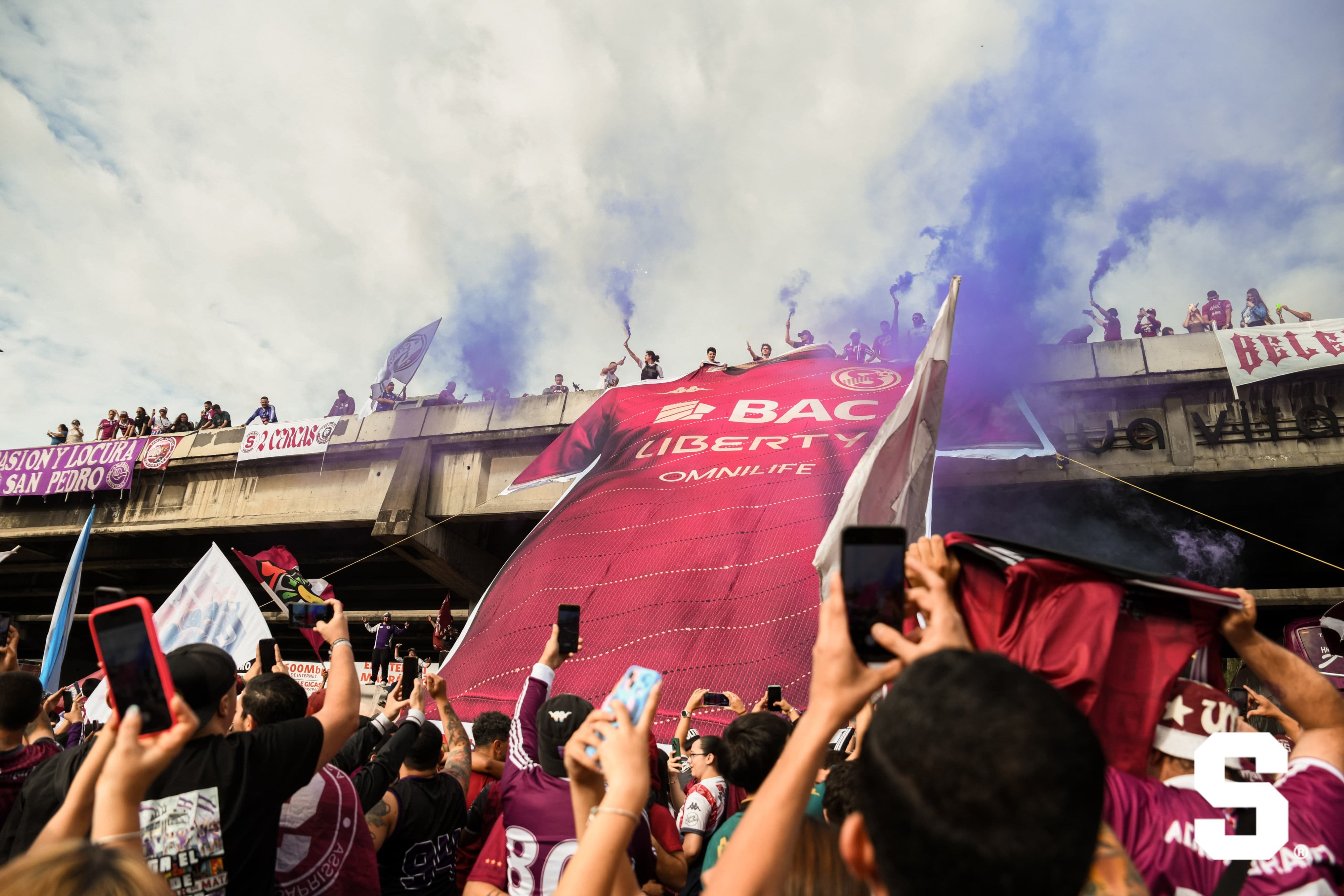 Así dio a conocer la camisa el Saprissa.