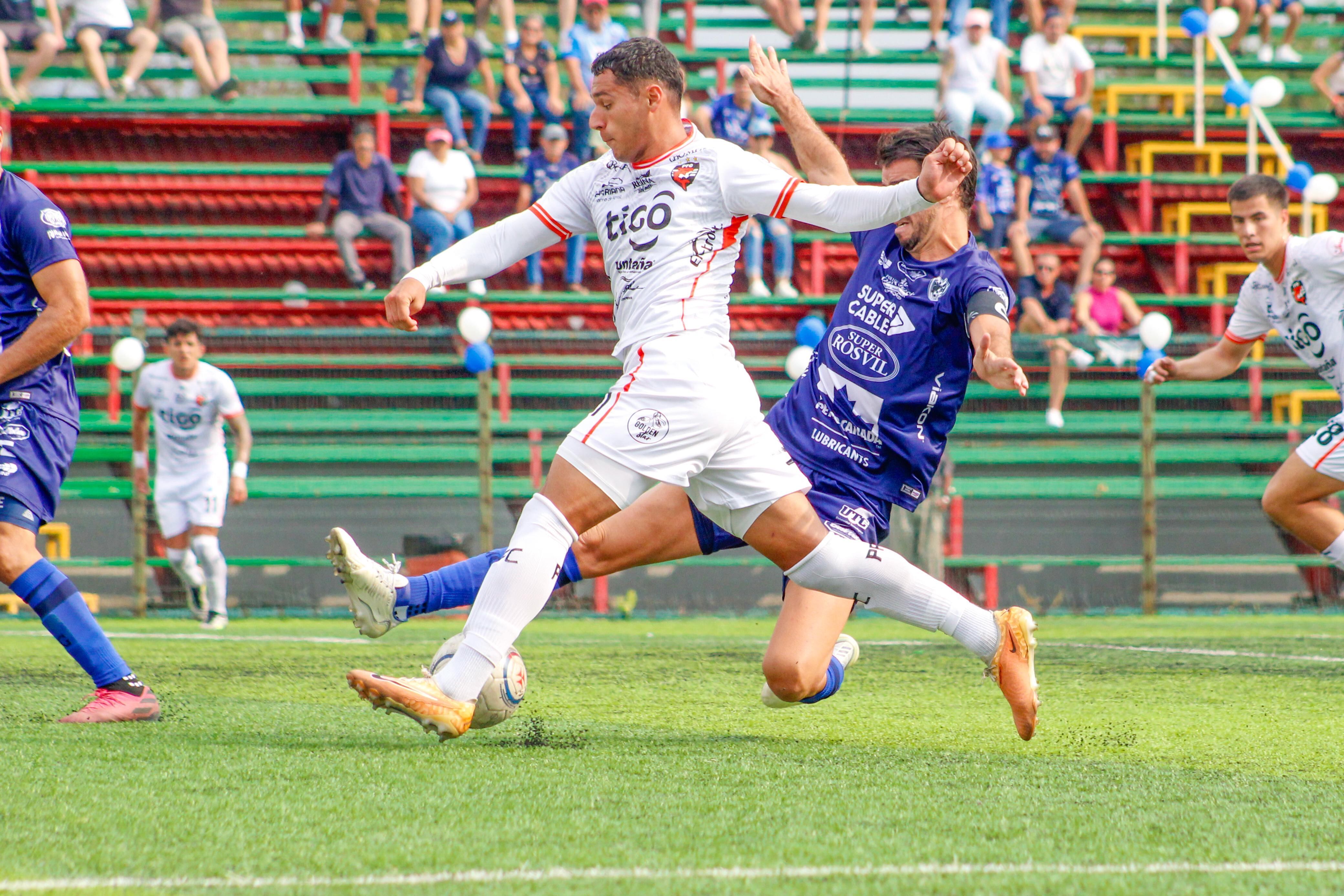 El delantero porteño Doryan Rodríguez anotó en el juego entre Grecia y Puntarenas. Foto: Puntarenas FC