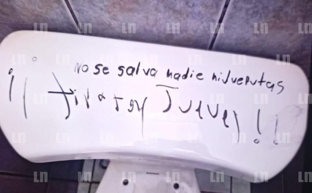 Amenaza escrita en el Liceo Unesco, en Pérez Zeledón. Tras descubrirla, el centro educativo suspendió lecciones.