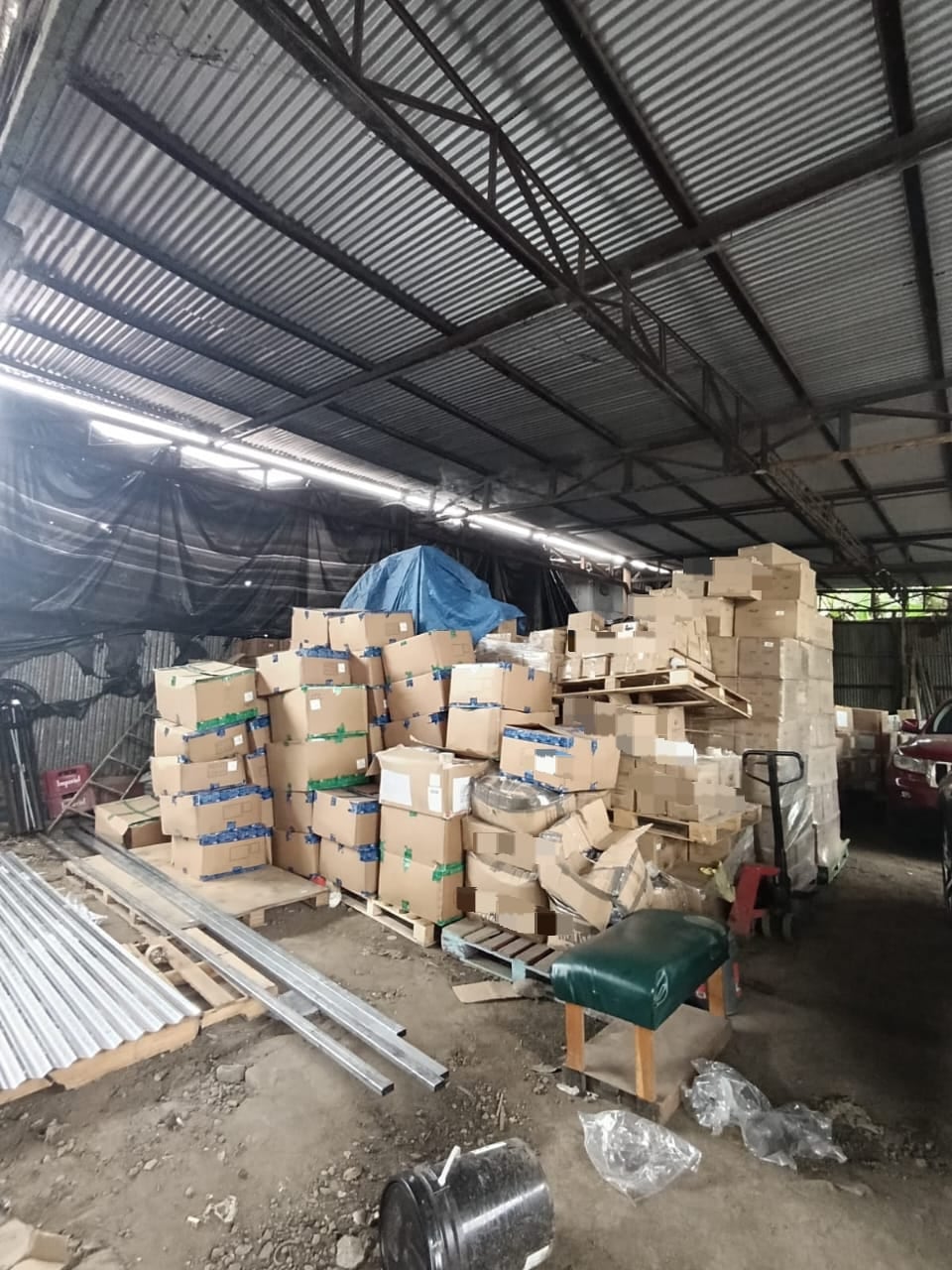 Agentes encontraron cajas de zapatos, juguetes y relojes dentro de la bodega allanada.