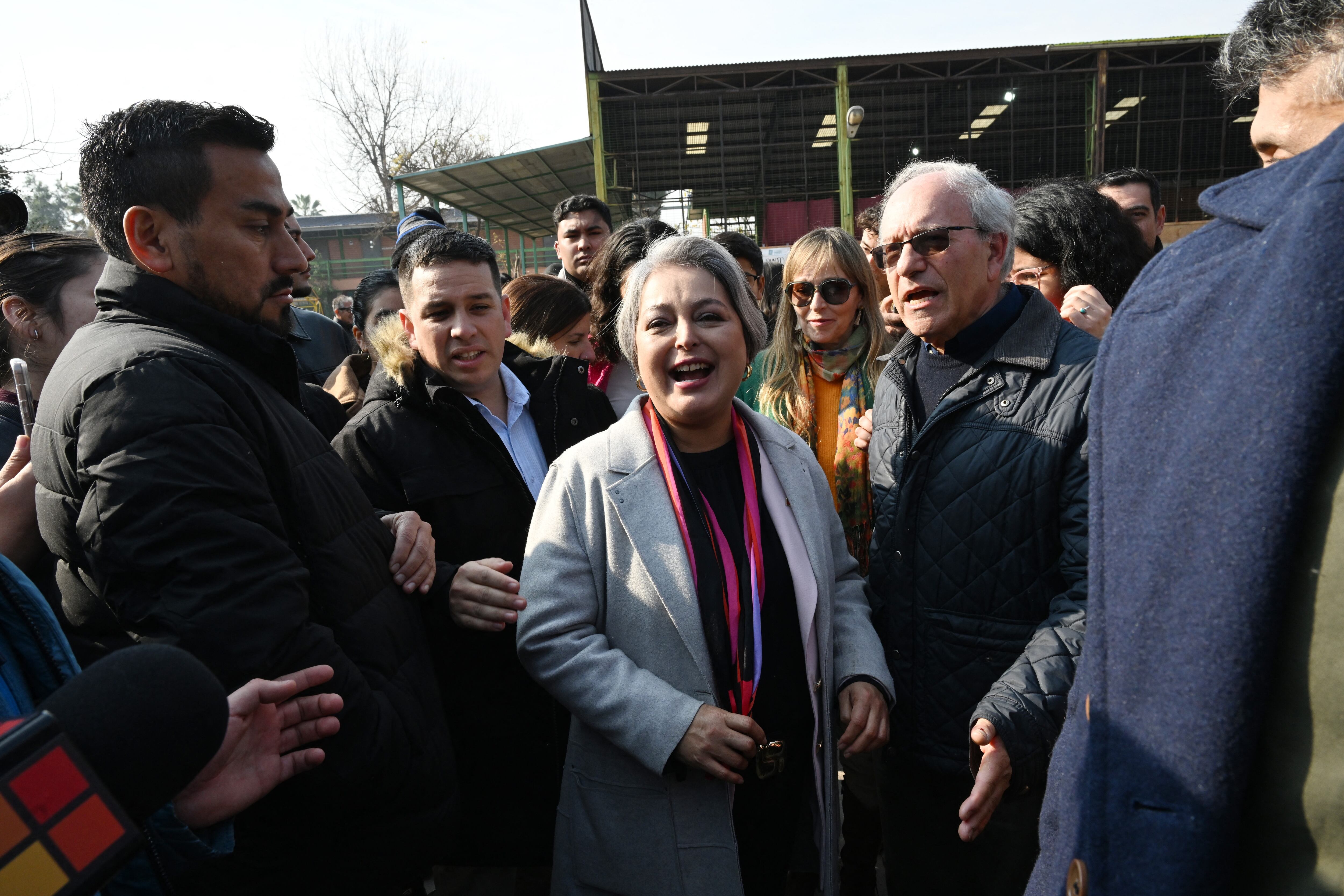 La candidata presidencial chilena Jeannette Jara, del Partido Comunista, a su salida de emitir el sufragio en un centro de votación en Santiago durante las primarias del partido gobernante, de cara a las elecciones presidenciales de noviembre. Fotografía: