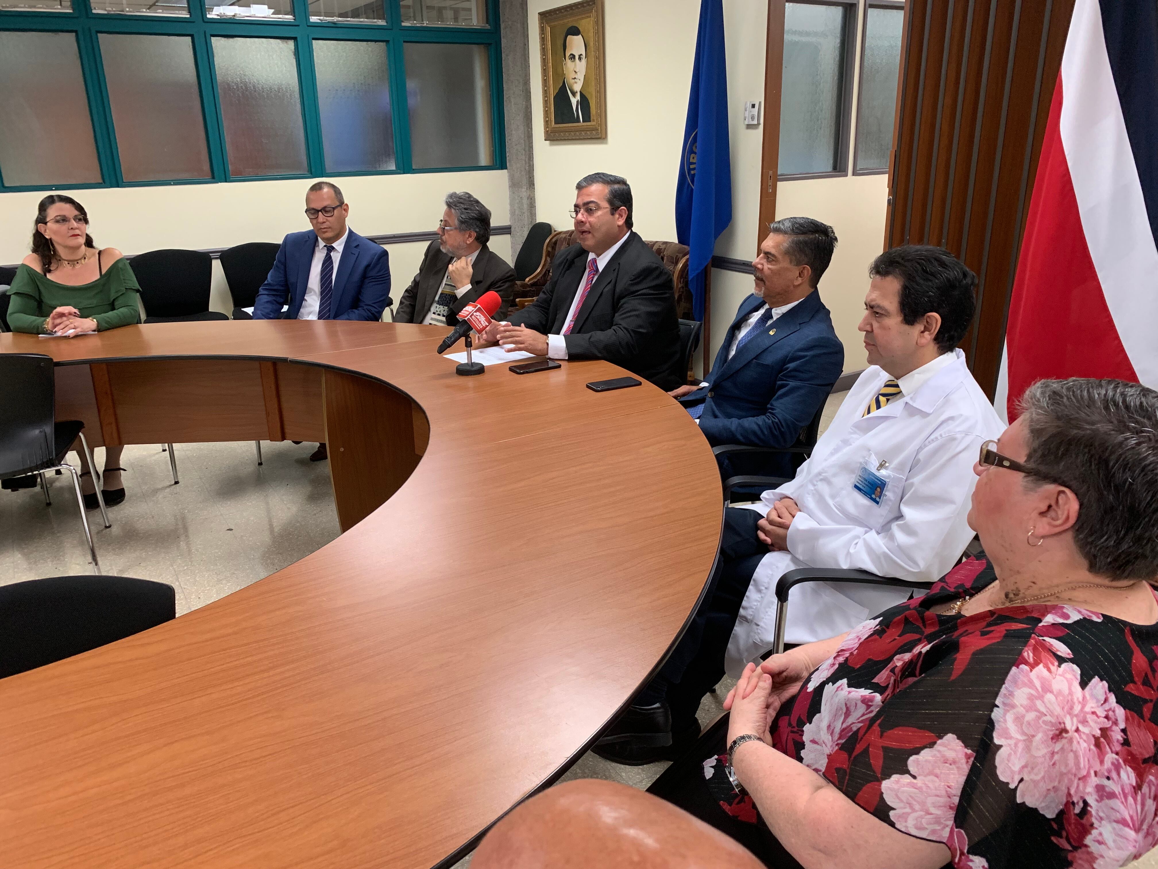 15/7/19 Conferencia de Prensa en el Hospital Calderon Guardia. Mediante prótesis en 3D de biopolimetro reconstruyen cráneo a pacientes.Foto de Jorge Castillo