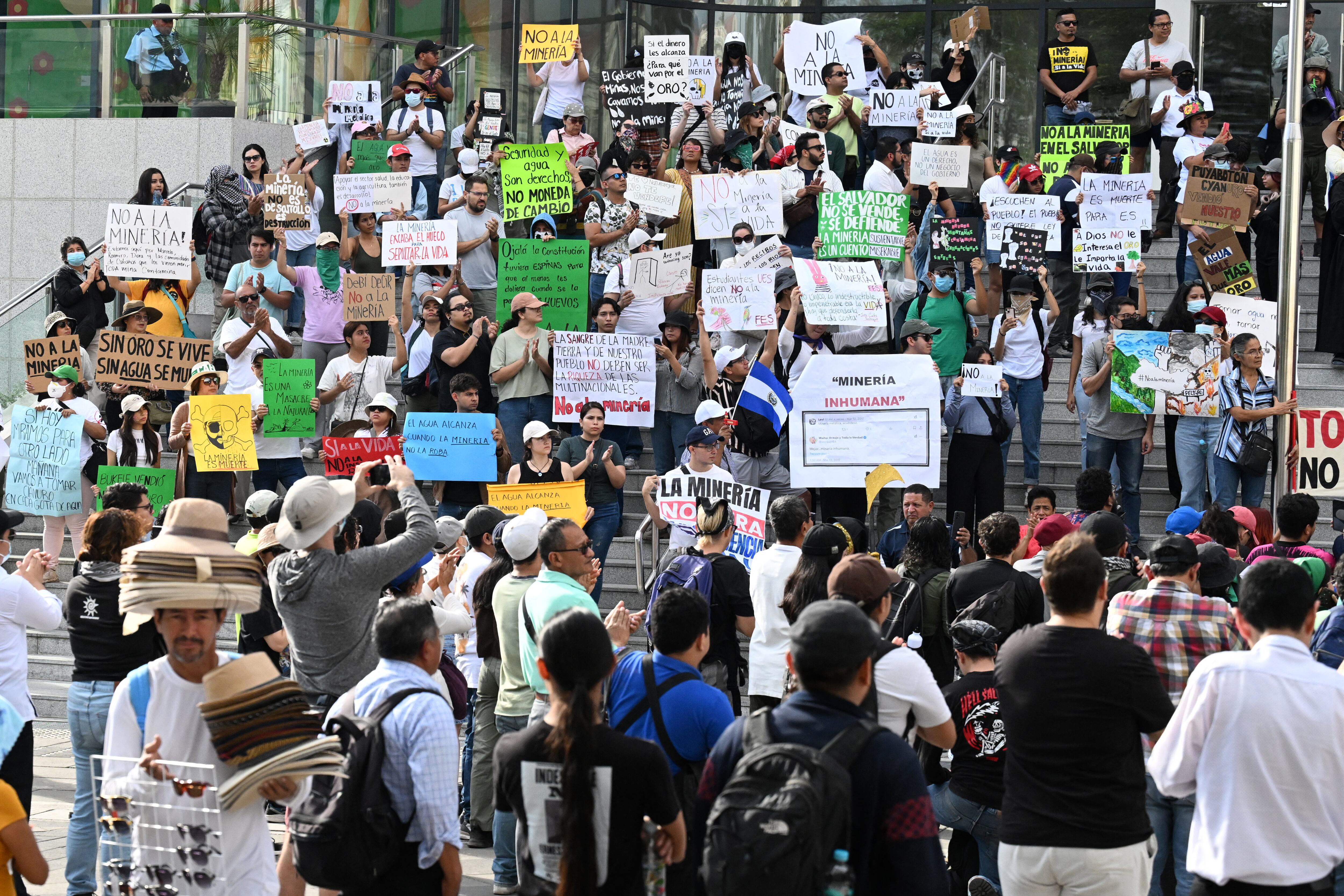 Personas protestan contra la reactivación de la minería metálica luego de que el Congreso aprobara una polémica ley en diciembre de 2024 frente a la Biblioteca Nacional en San Salvador.