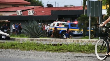 Atentado contra policías: motociclistas interceptan y hieren a dos oficiales de Fuerza Pública